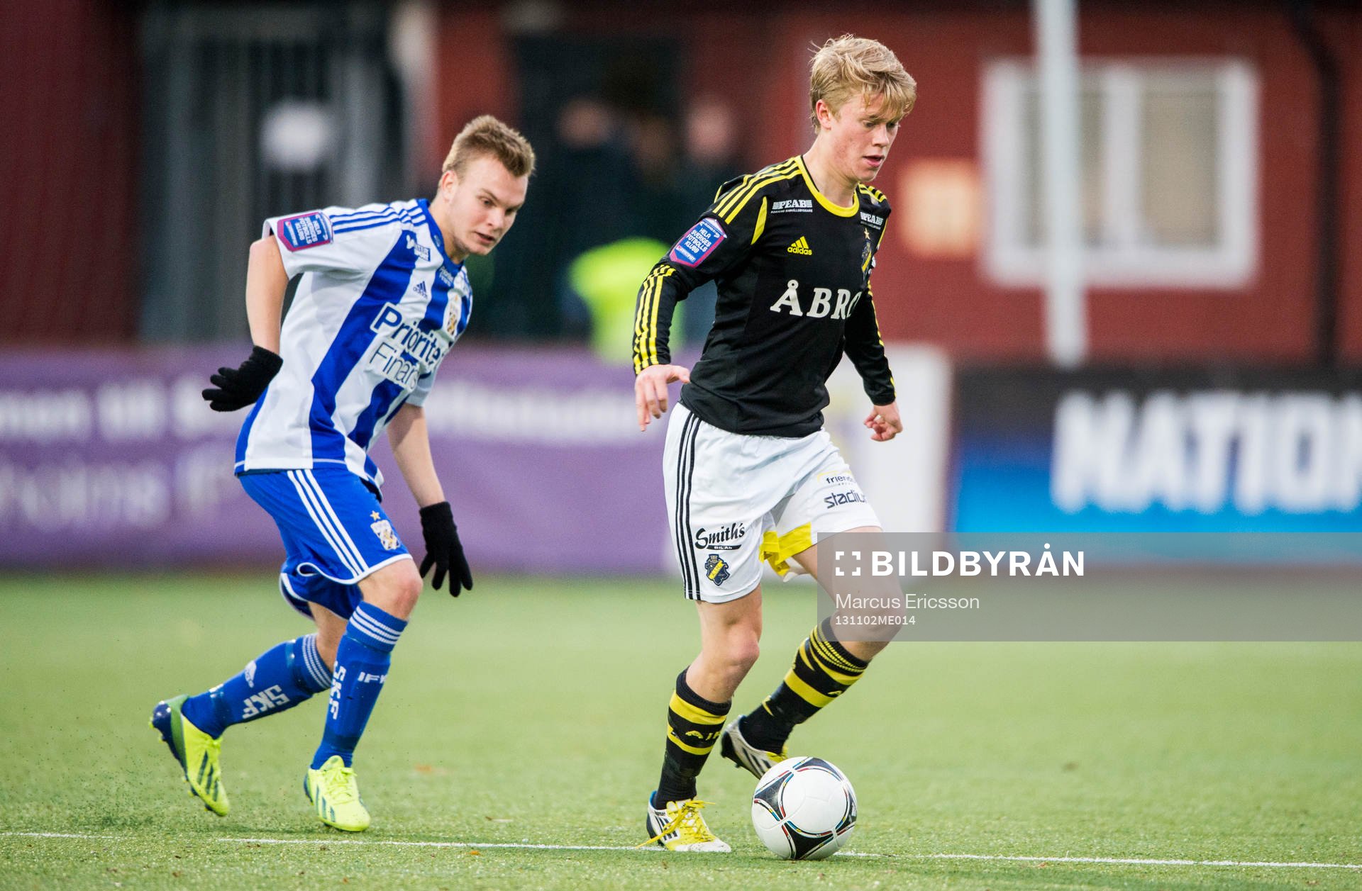 AIKs Alexander Hedman med Göteborgs Jesper Andersson bakom
