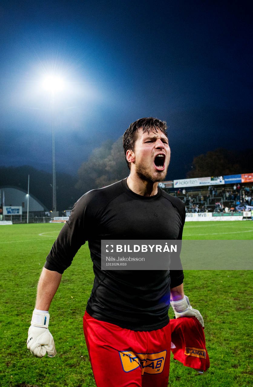 Landskrona BOIS målvakt Niklas Uddenäs jublar efter fotbollsmatchen i superettan mellan Landskrona BOIS och GIF Sundsvall den 2 november 2013 i Landskrona.
