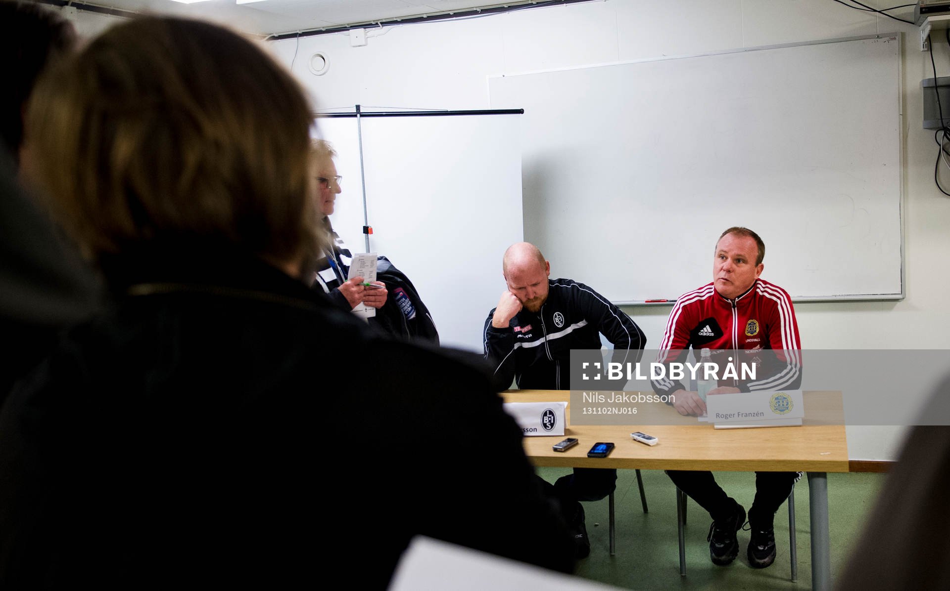 Roger Franzén, tränare Sundsvall, reagerar på pressens