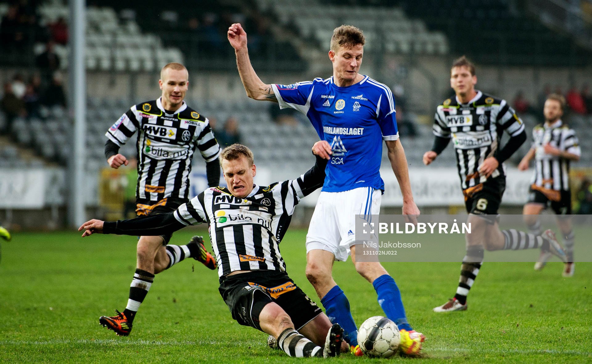 Landskrona BOIS Linus Malmqvist gör en glidtackling på