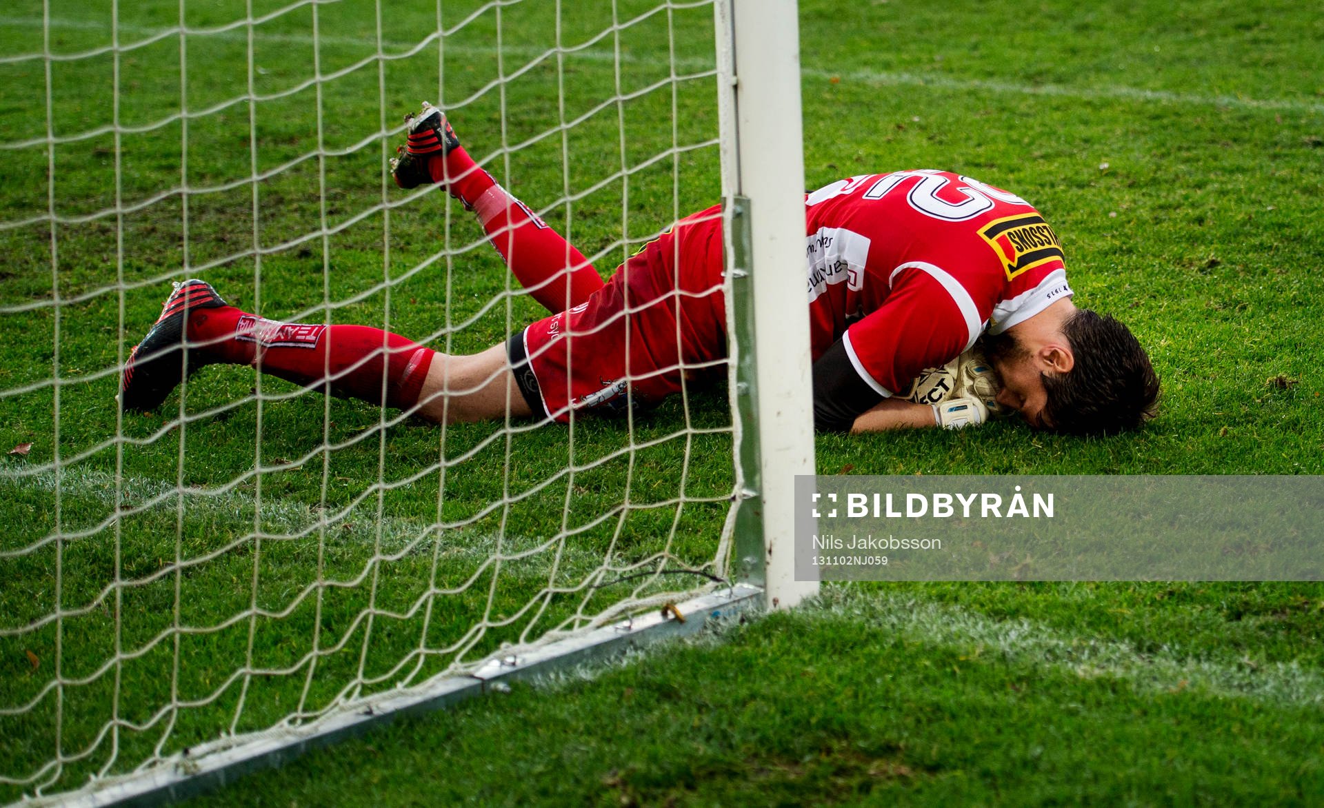 Landskrona BOIS målvakt Niklas Uddenäs håller bollen