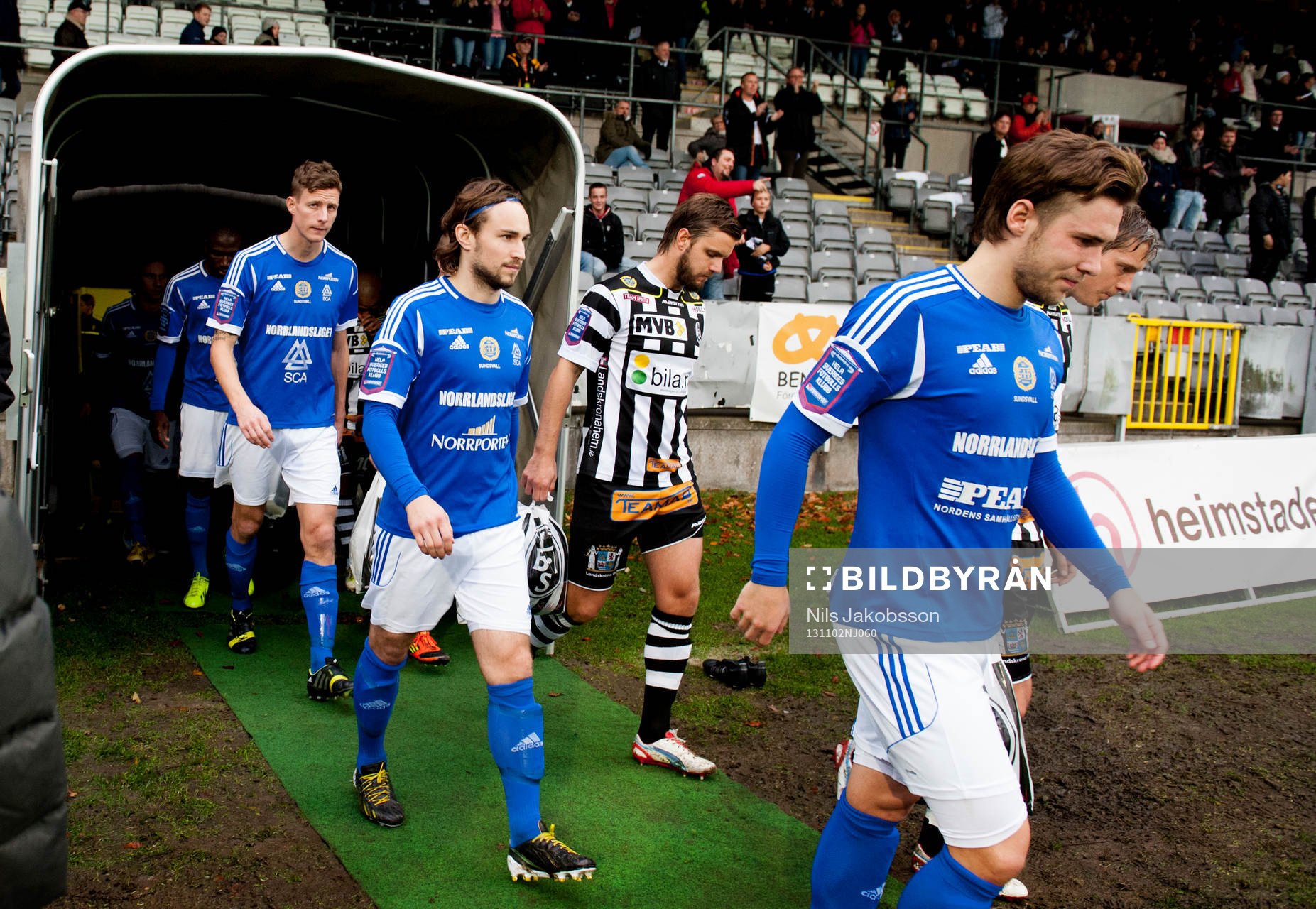 Sundsvalls Kevin Walker gör entré före fotbollsmatchen