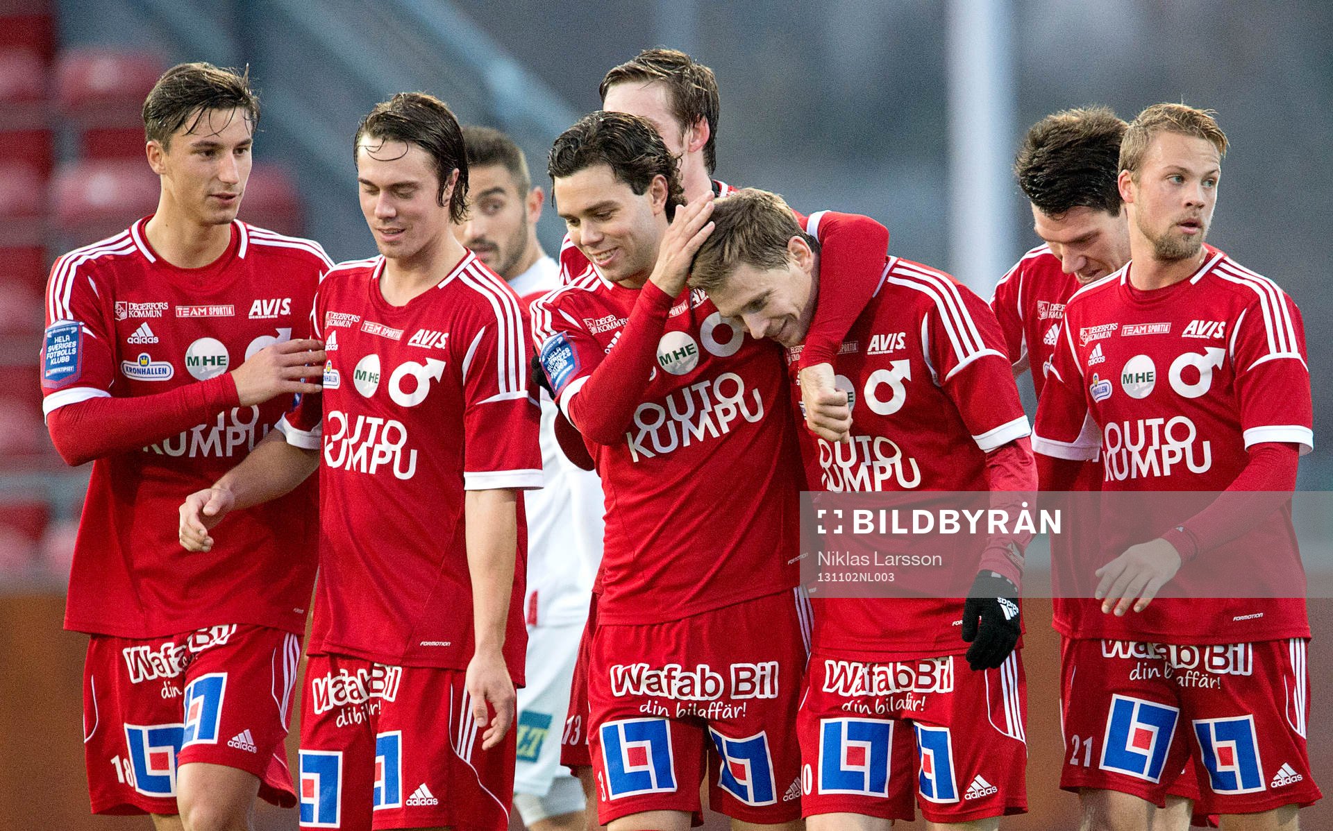 Degerfors Johan Bertilsson gratuleras under en fotbollsmatch i Superettan mellan Assyriska och Degerfors, den 2 november 2013 i Södertälje.