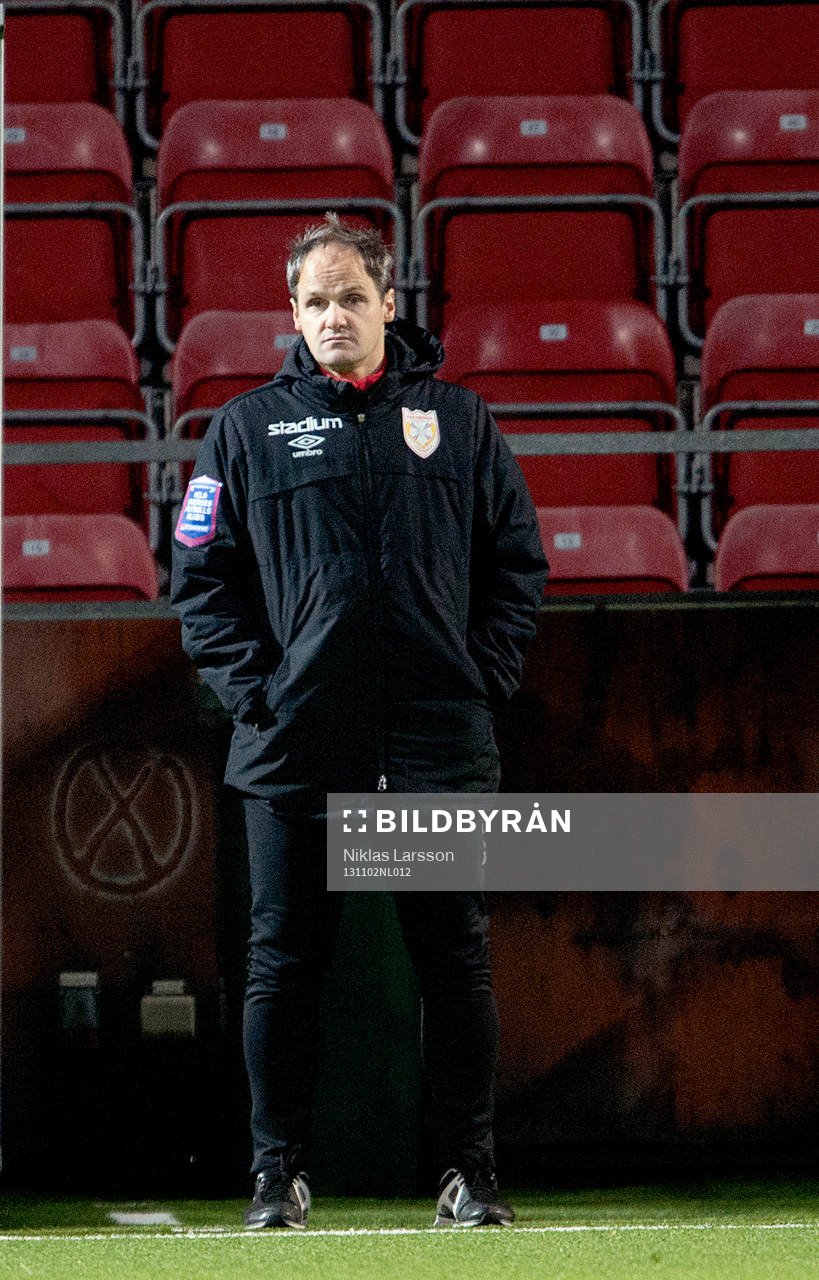 Azrudin Valentic, tränare Assyriska under en fotbollsmatch i Superettan mellan Assyriska och Degerfors, den 2 november 2013 i Södertälje.