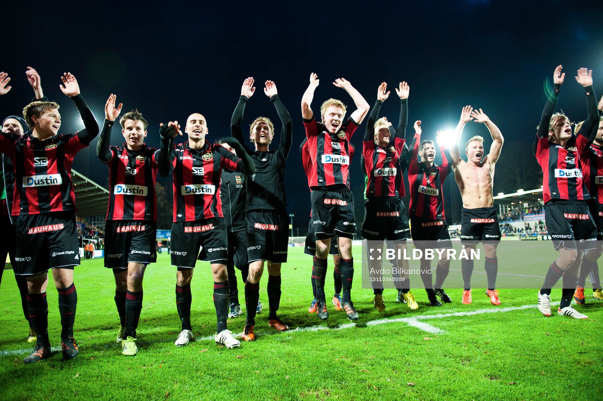 Brommpajkarnas jublar efter  allsvenska matchen mellan Halmstad och Brommapojkarna den 03 november  2013 i Halmstad