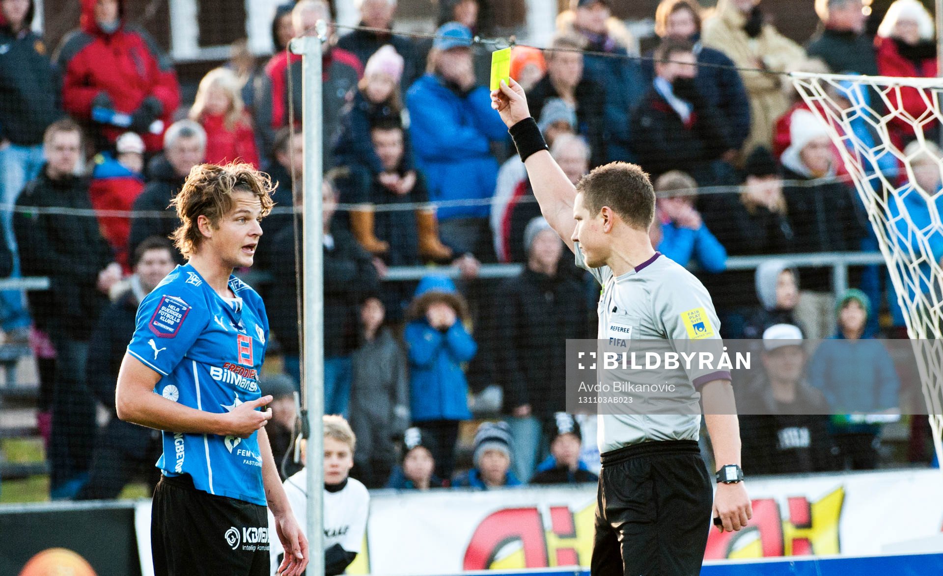 Halmstads Fredrik Liverstam får gul kortav domare Martin