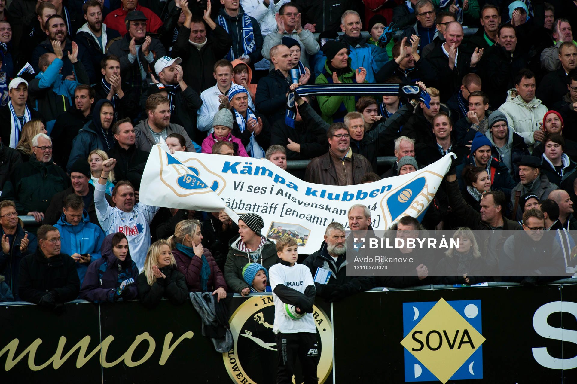 Halmstads åskådare håller uppe banderoll med text