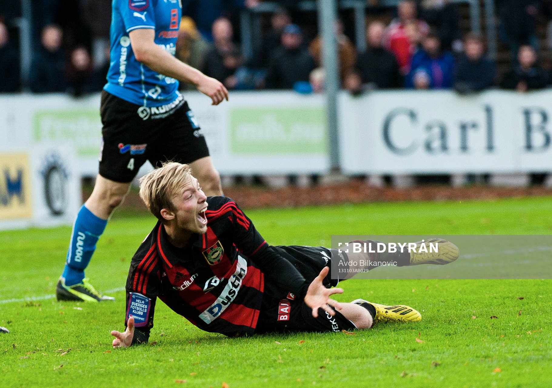 Brommapojkarnas Pontus Åsbrink fälls av Halmstads Stefan