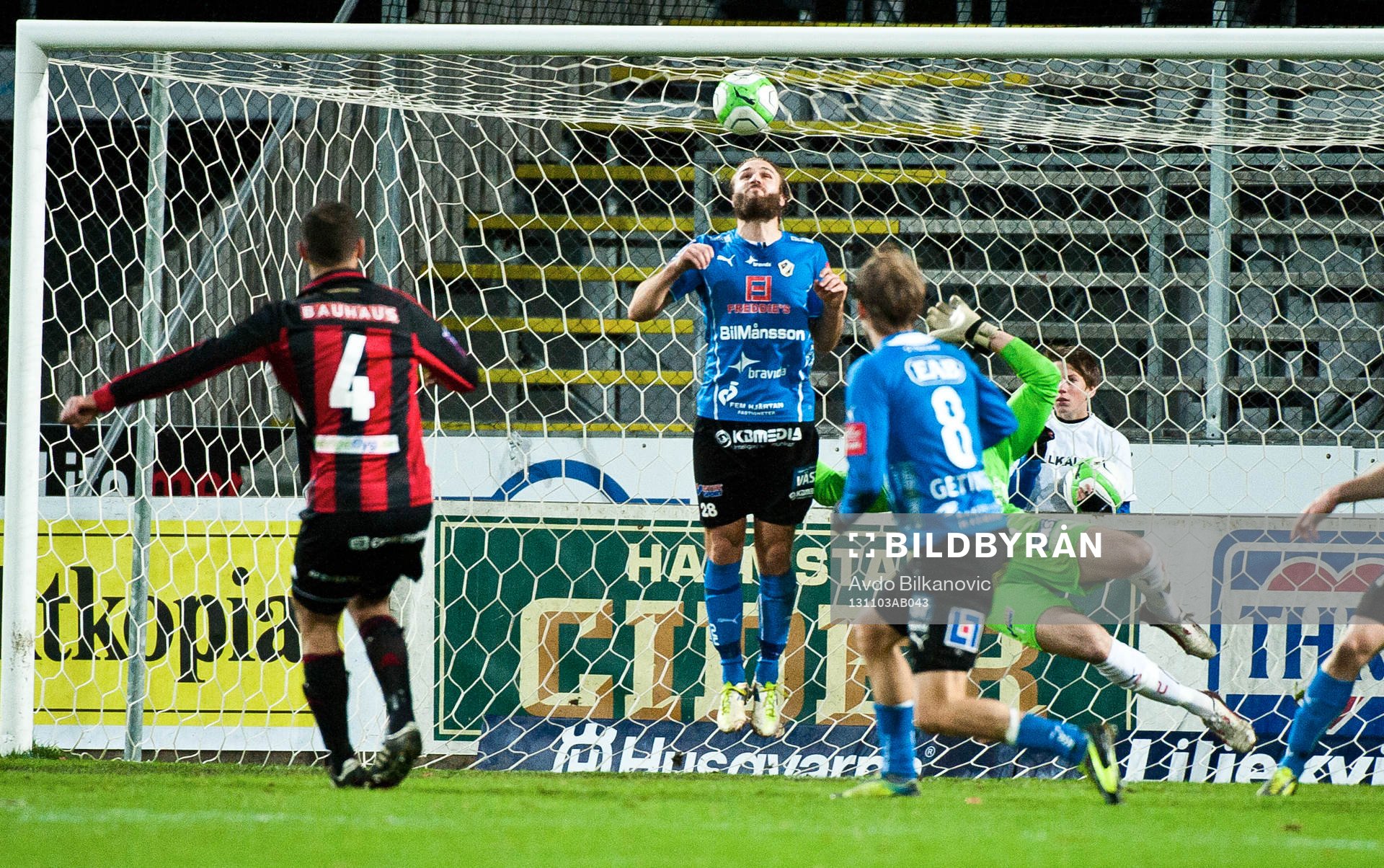 Brommapojkarnas Mauricio Albrnoz skjuter in bollen bakom