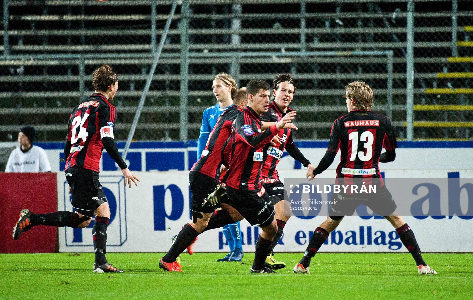 Brommapojkarnas Mauricio Albrnoz jublar och jagas av sina