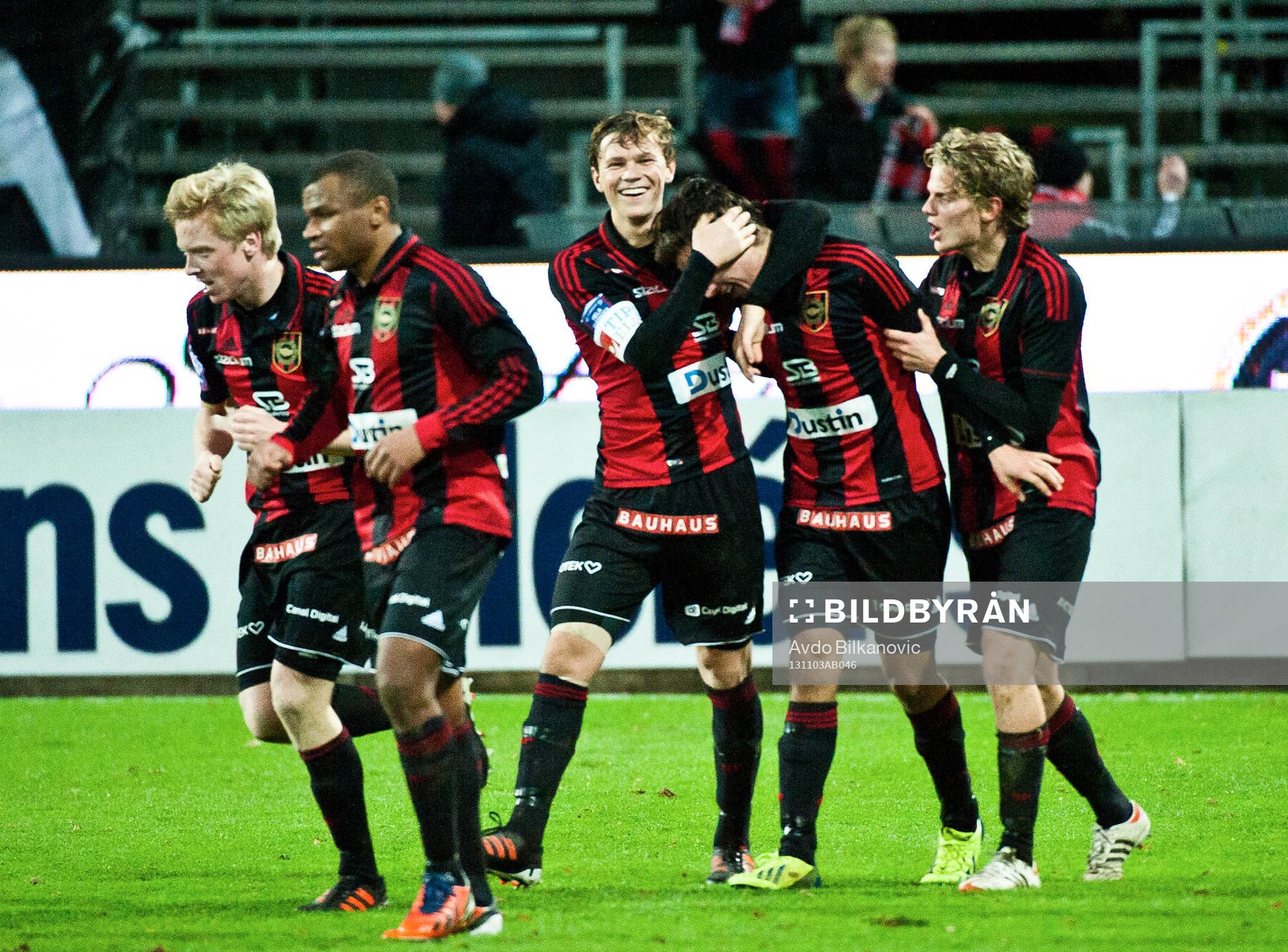 Brommapojkarnas Mauricio Albrnoz jublar och jagas av sina