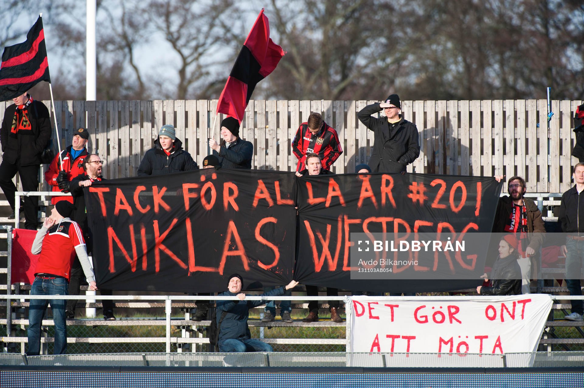 Brommapojkarnas supportrar, åskådare håller uppe