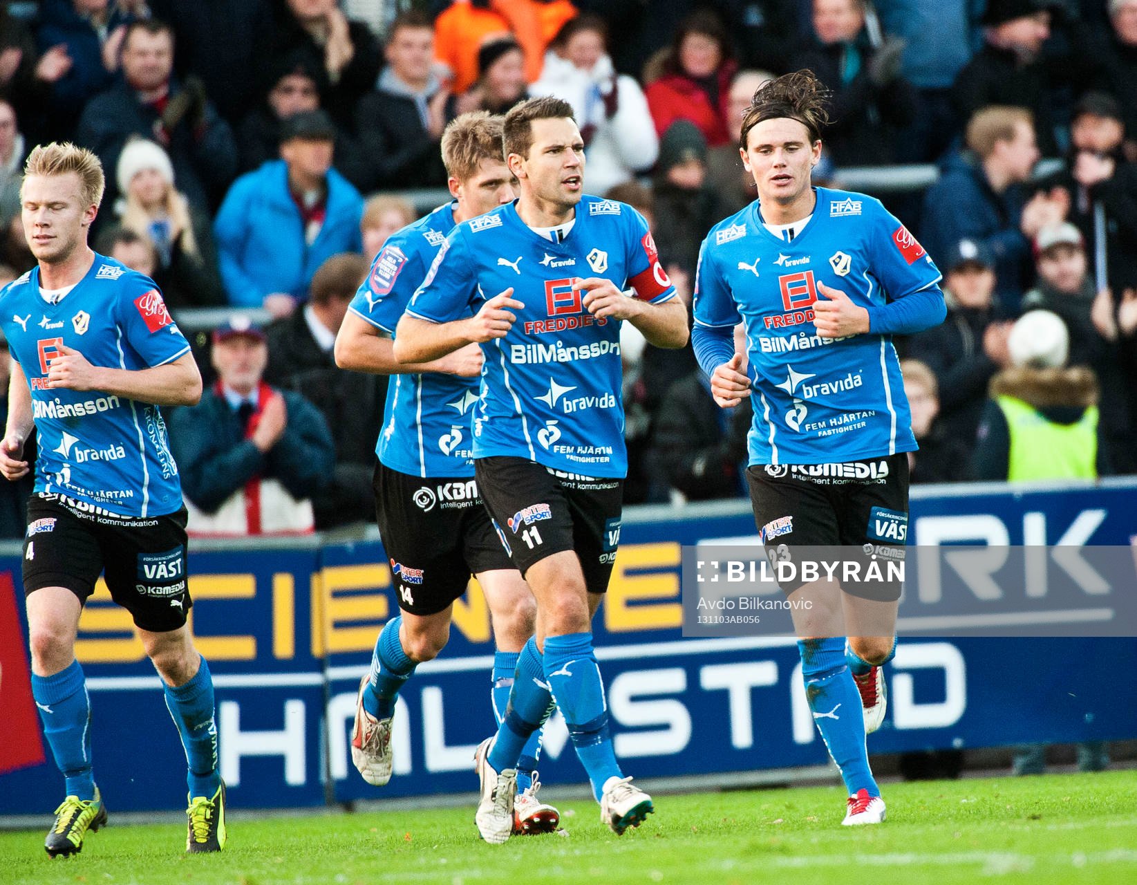 Halmstads Stefan Selakovic med sina lagkompisar under allsvenska matchen mellan Halmstad och Brommapojkarna den 03 november  2013 i Halmstad