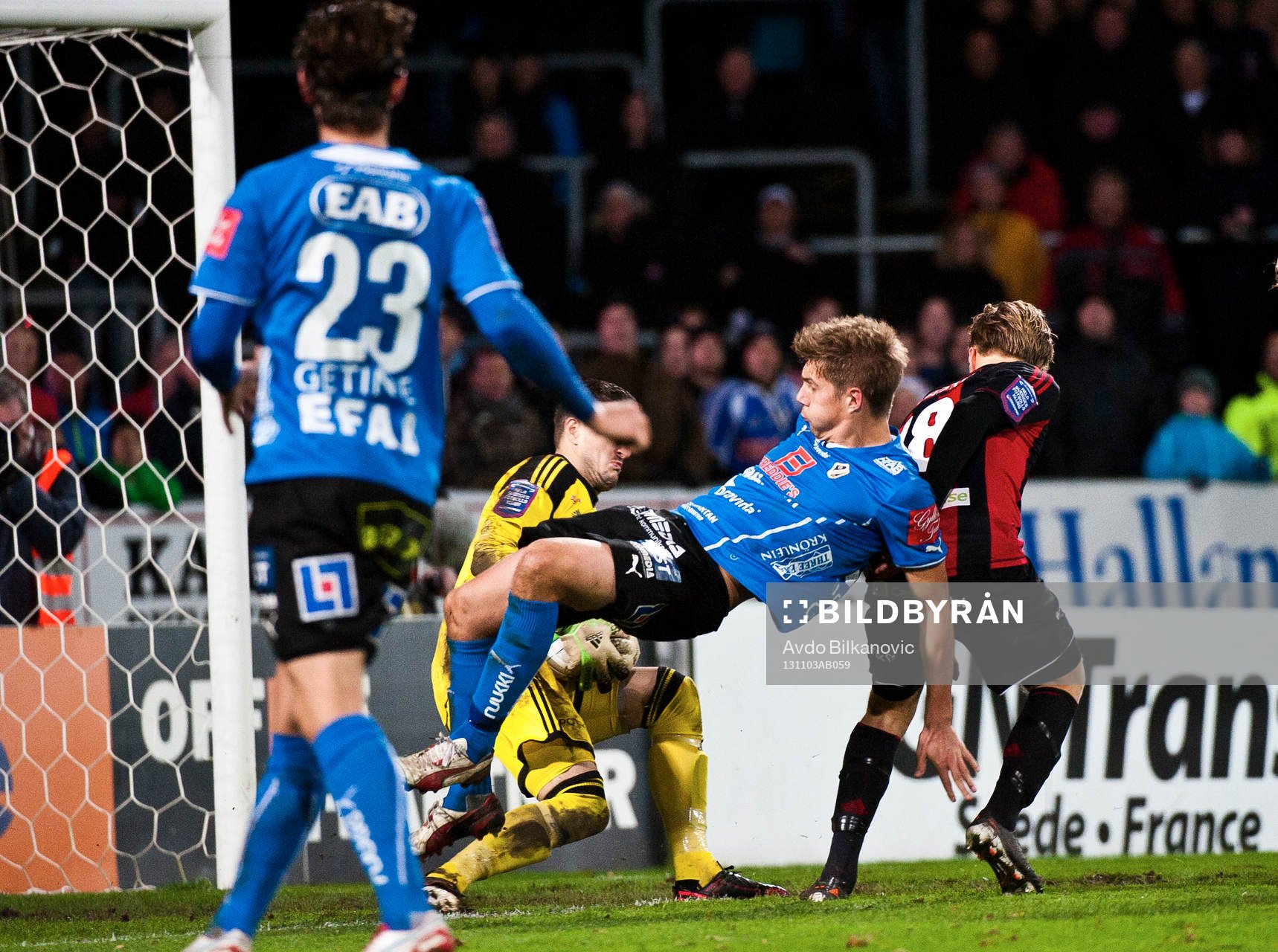Halmstads Mikael Boman framför Brommapojkarnas målvakt