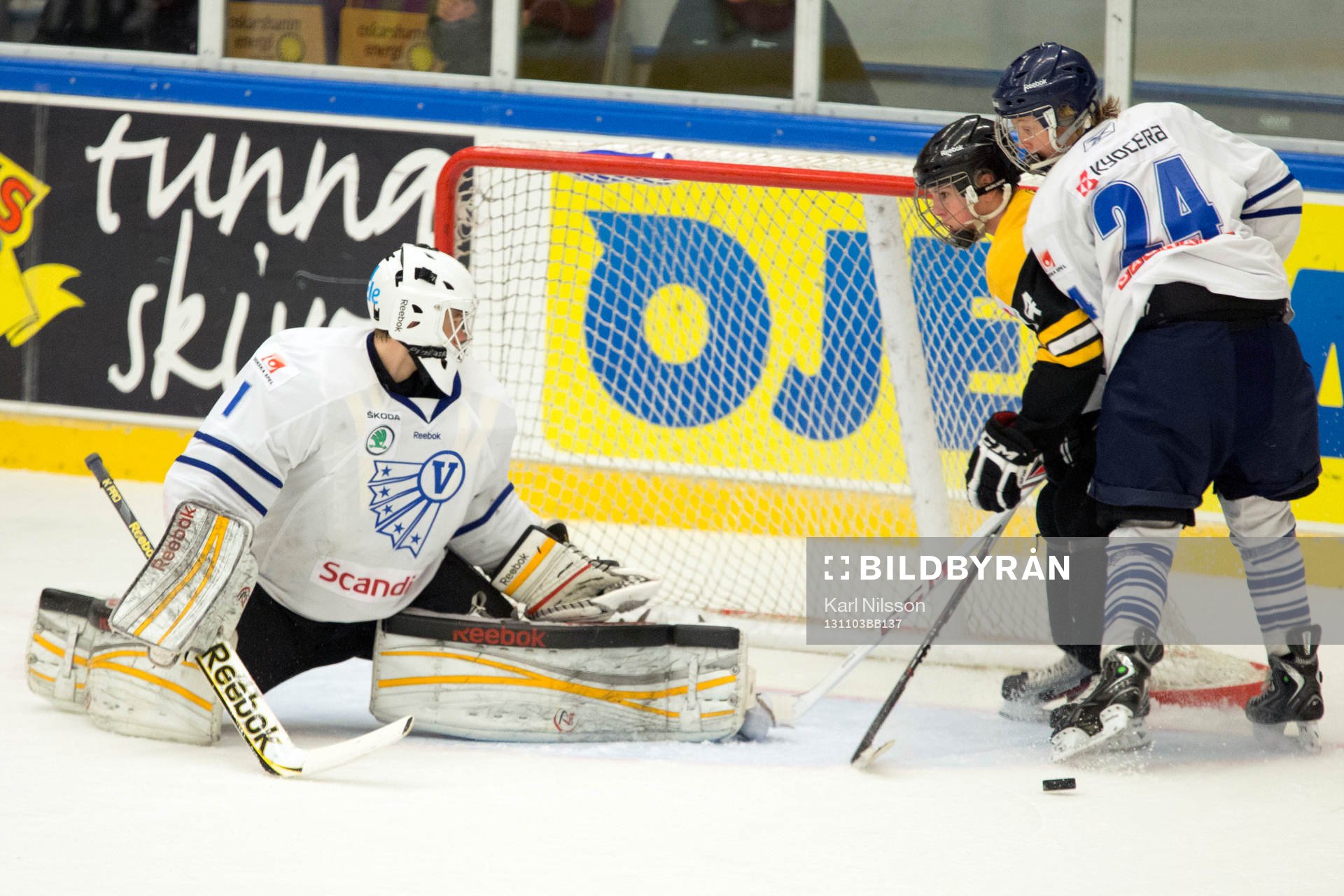 Västerbottens Filip Gustafsson räddar ett skott från