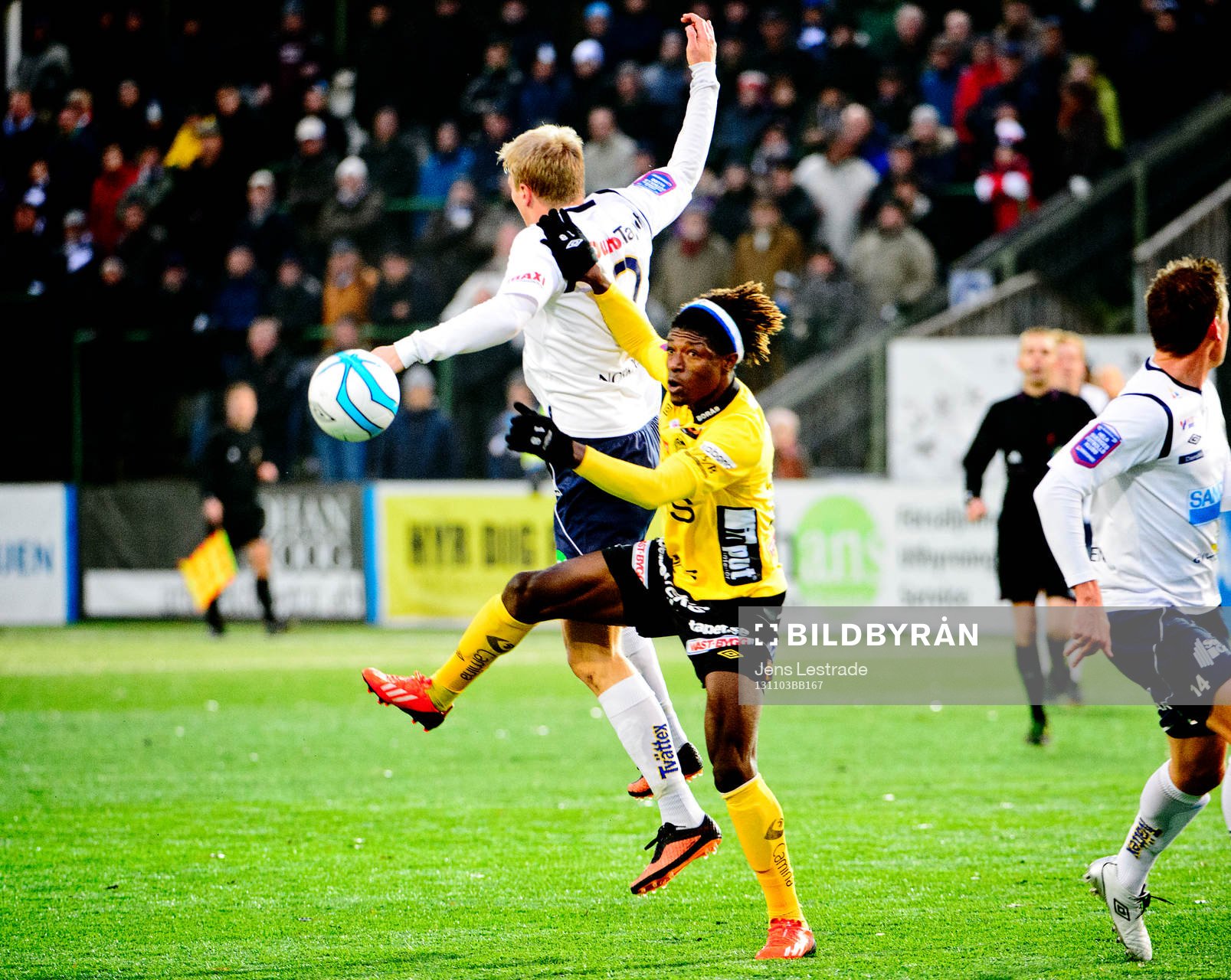 Elfsborgs Mohamed Bangura i strid med Gefles Olof Mård  i