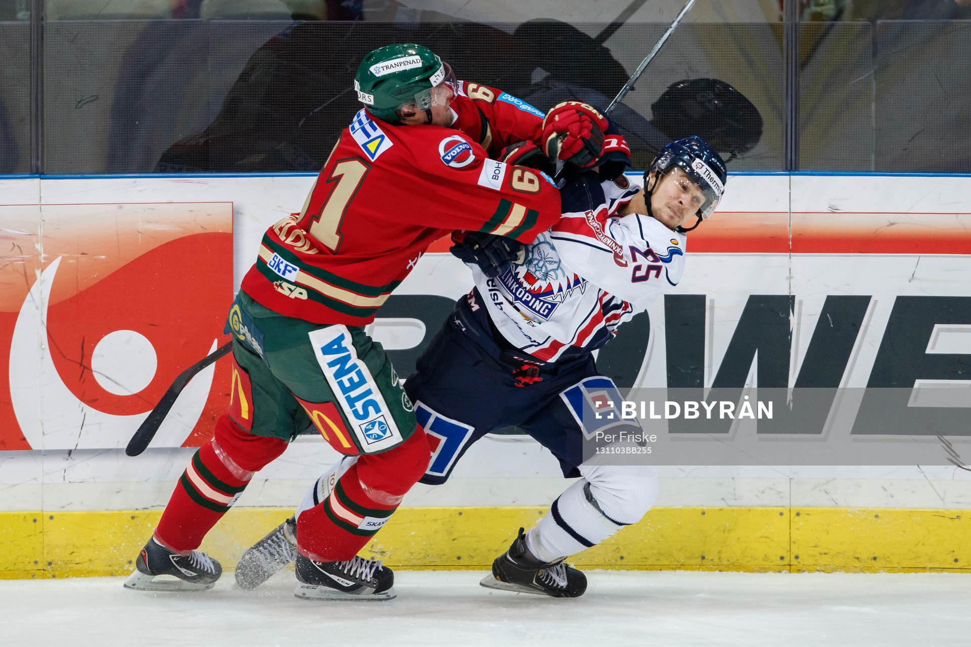 Frölundas Jonas Ahnelöv tacklar Linköpings Johannes