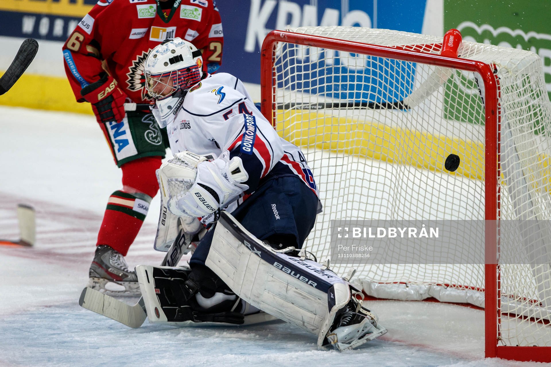 Pucken är nära att gå i mål bakom Linköpings målvakt