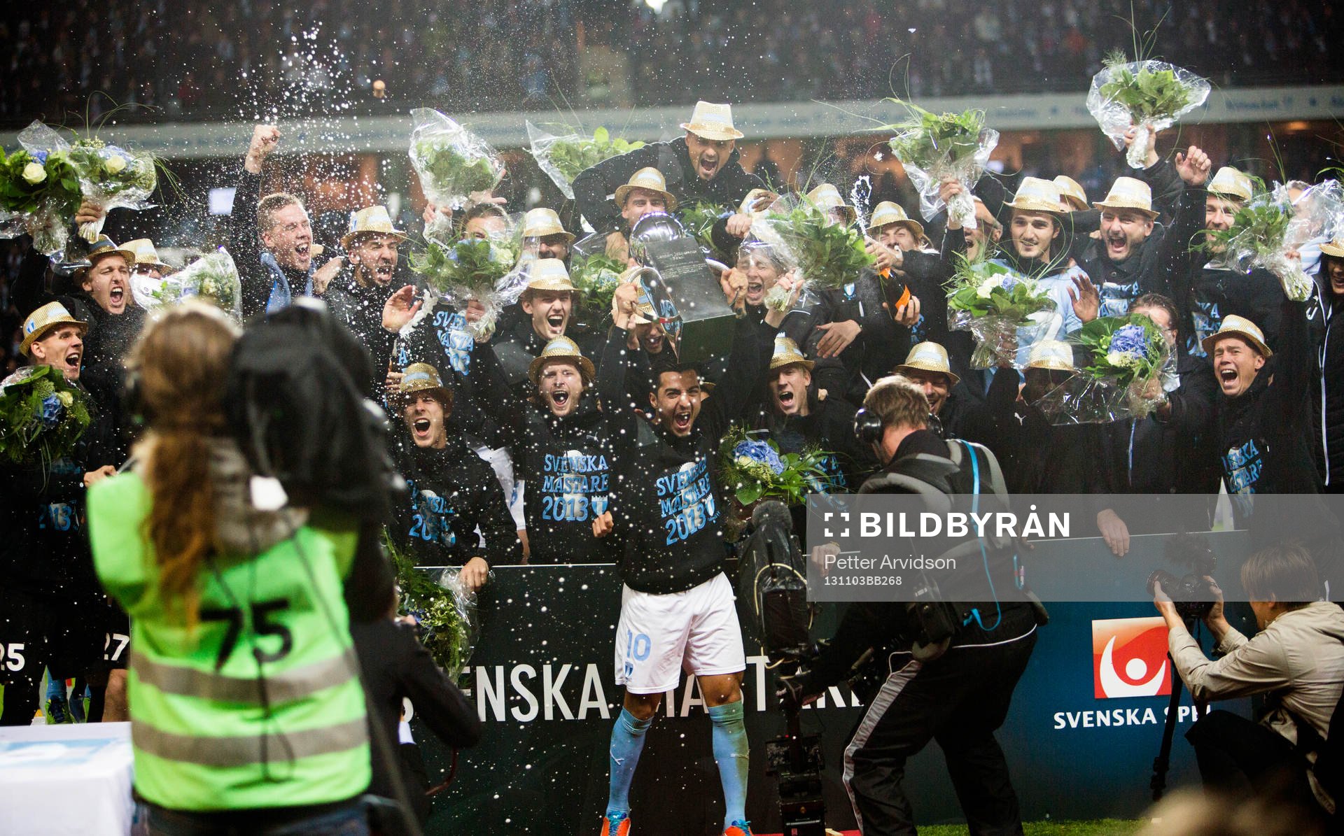 Malmö FFs Jiloan Hamad höjer pokalen med laget