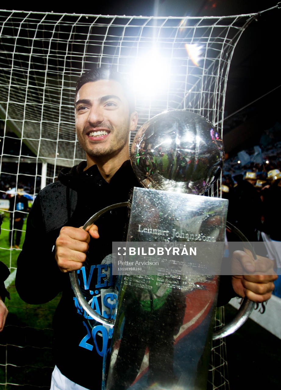 Malmö FFs Jiloan Hamad med pokalen