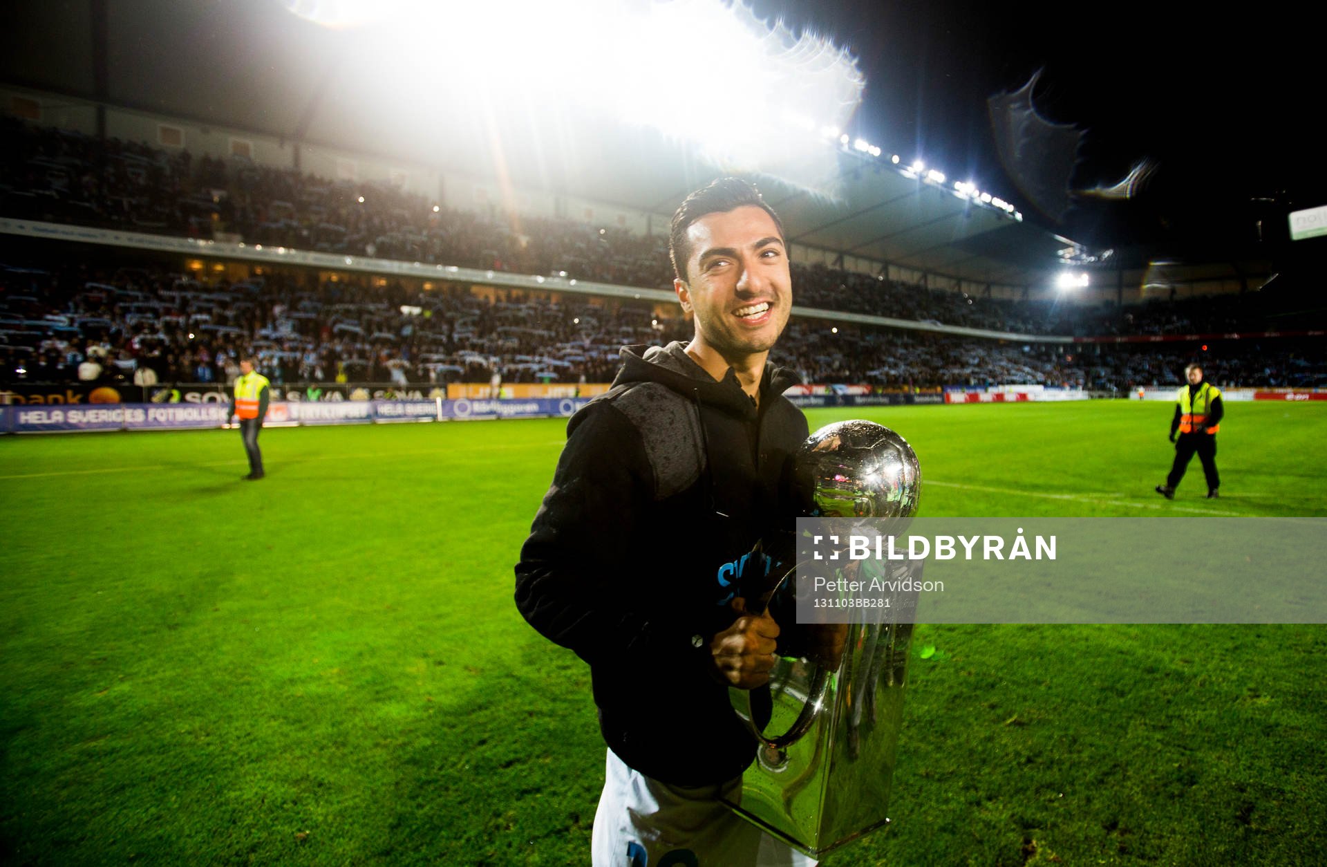 Malmö FFs Jiloan Hamad med pokalen