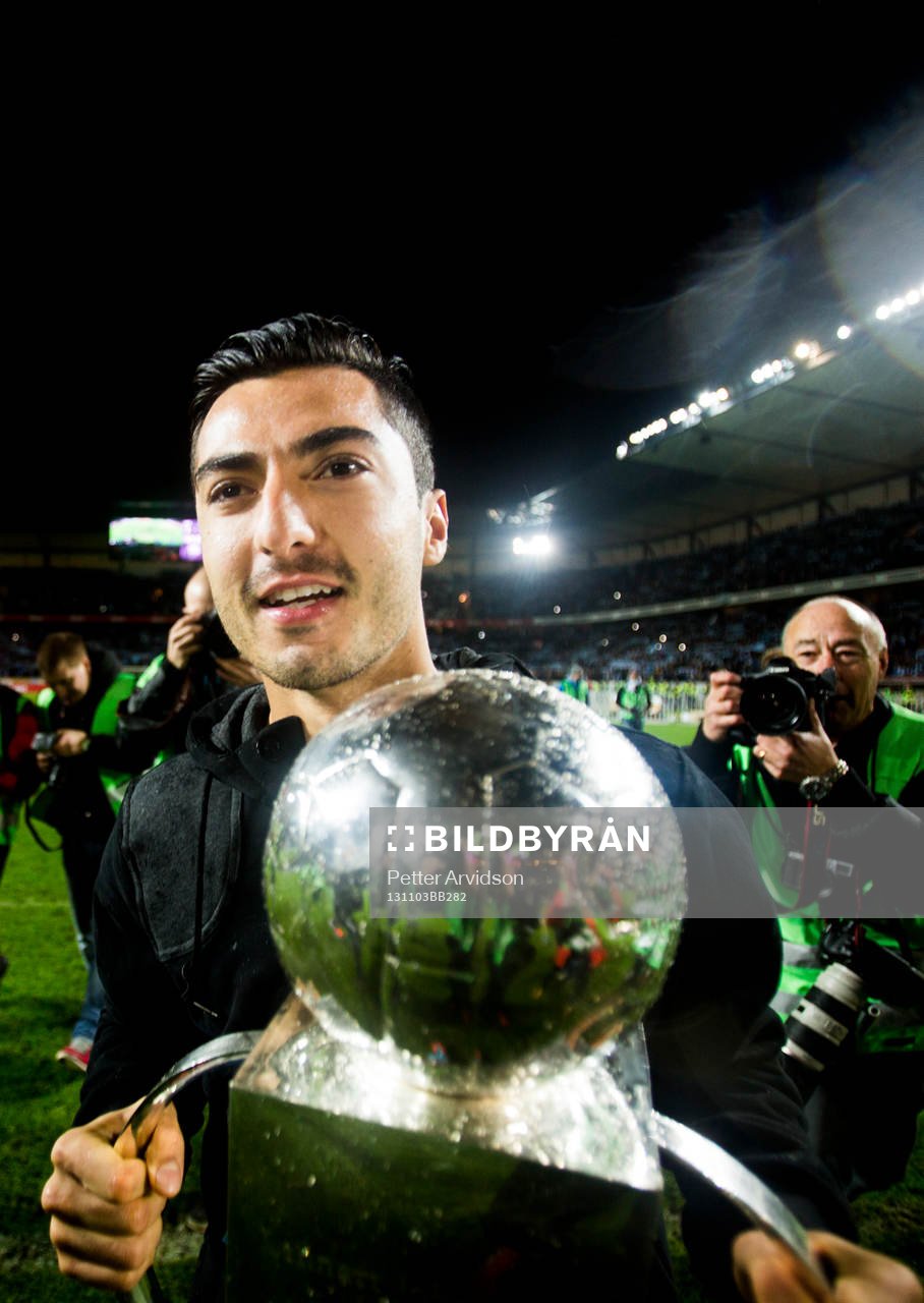 Malmö FFs Jiloan Hamad med pokalen