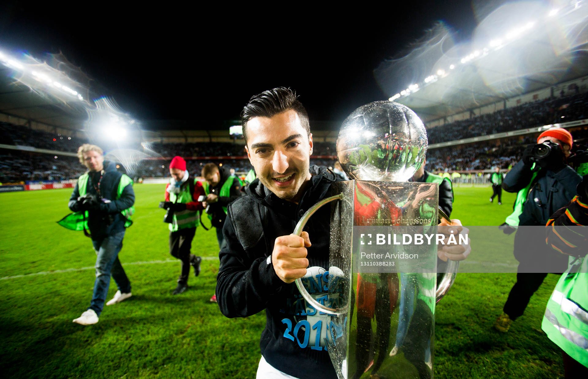 Malmö FFs Jiloan Hamad med pokalen
