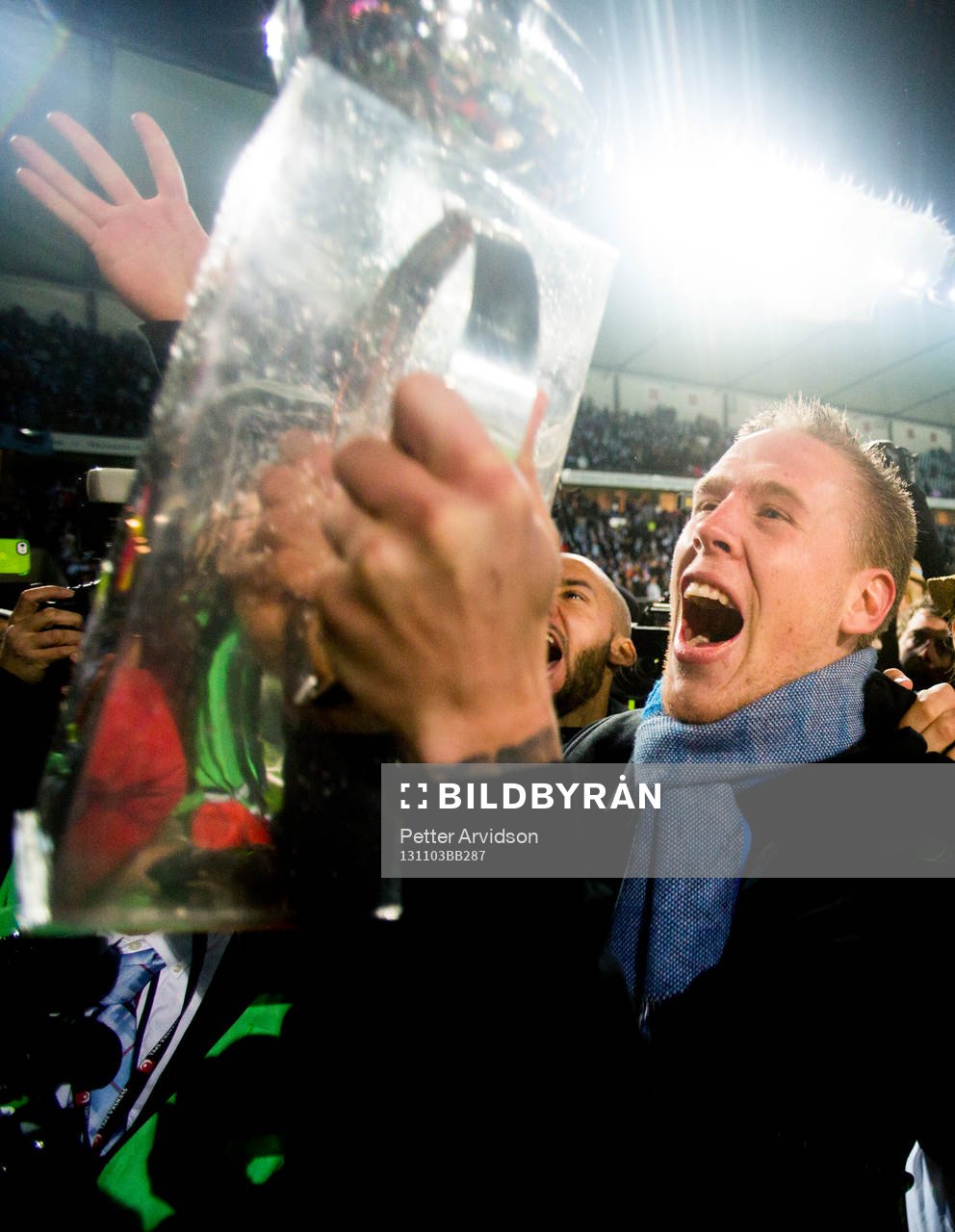 Malmö FFs Pontus Jansson höjer pokalen