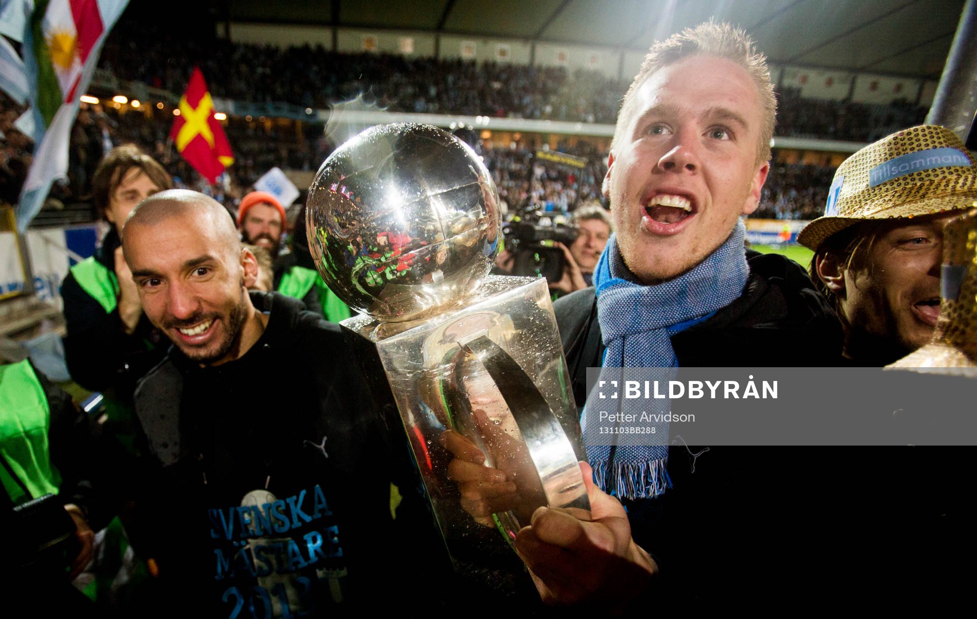 Malmö FFs Pontus Jansson höjer pokalen