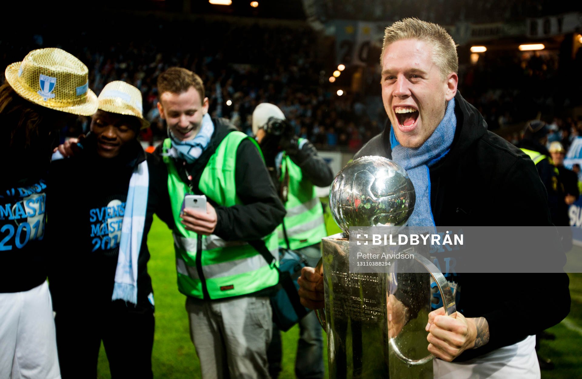 Malmö FFs Pontus Jansson höjer pokalen