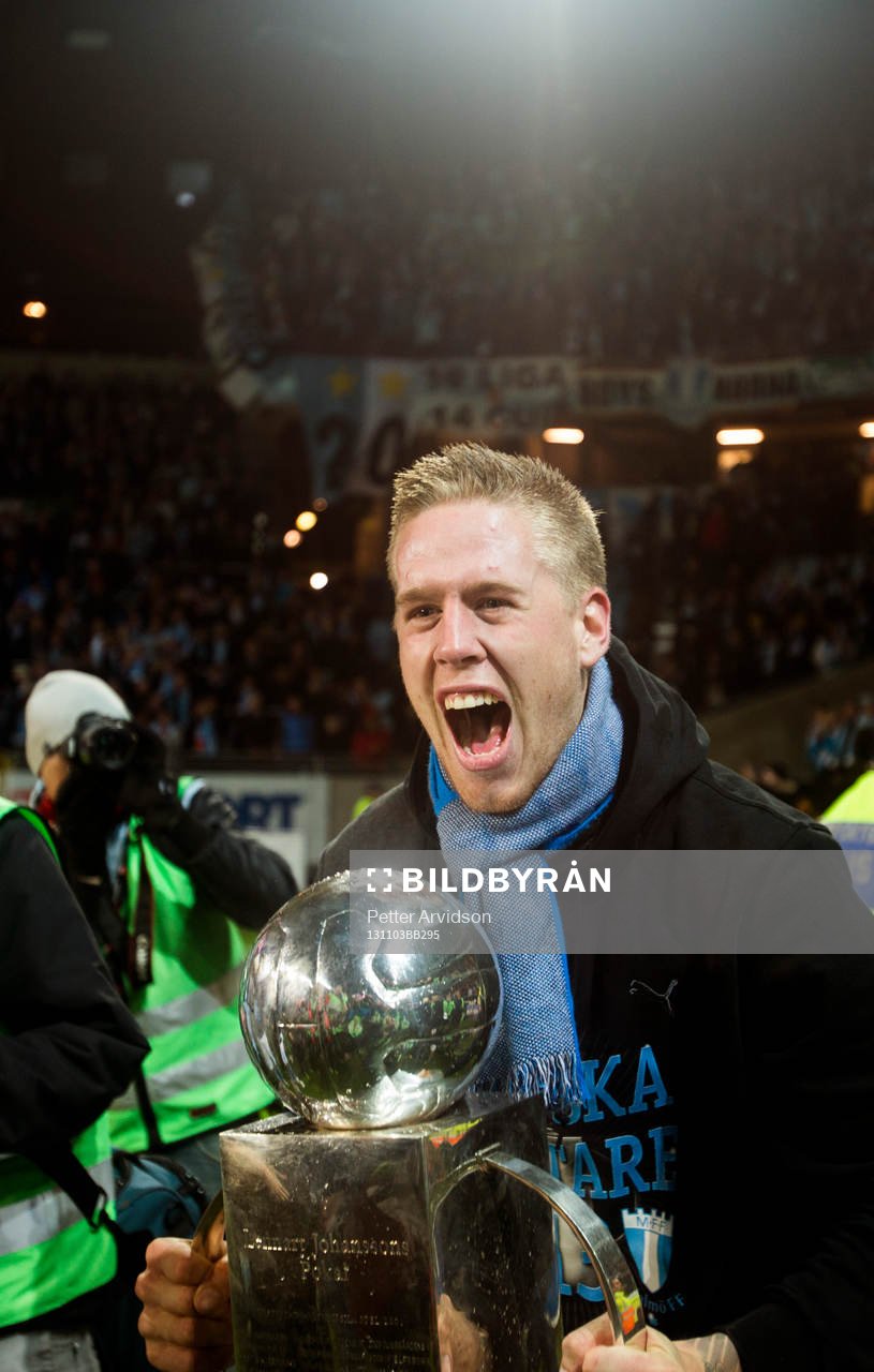 Malmö FFs Pontus Jansson höjer pokalen