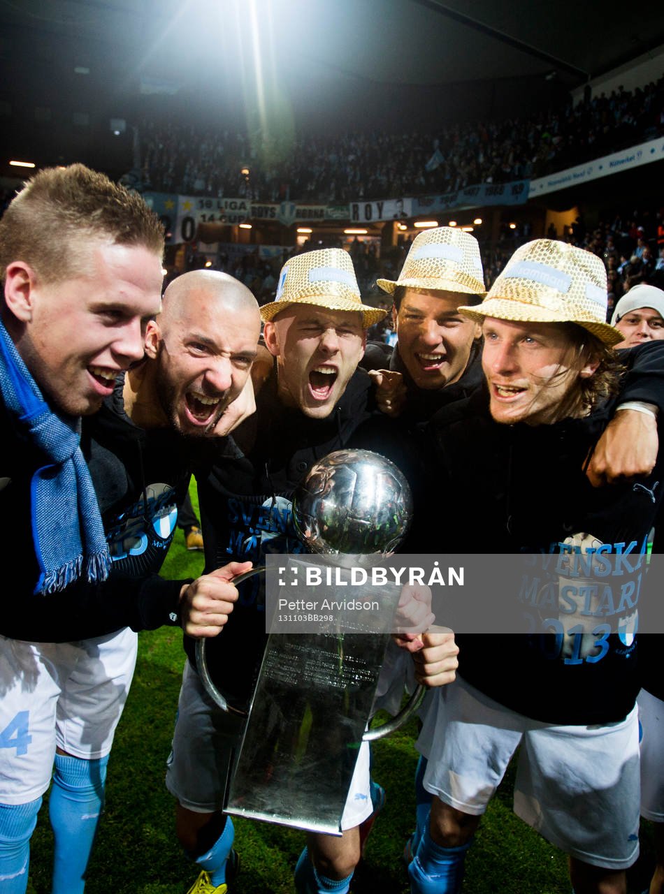 Malmö FFs Pontus Jansson Guillermo Molins, Magnus Eriksson, Miiko Albornoz och Erik Friberg höjer pokalen