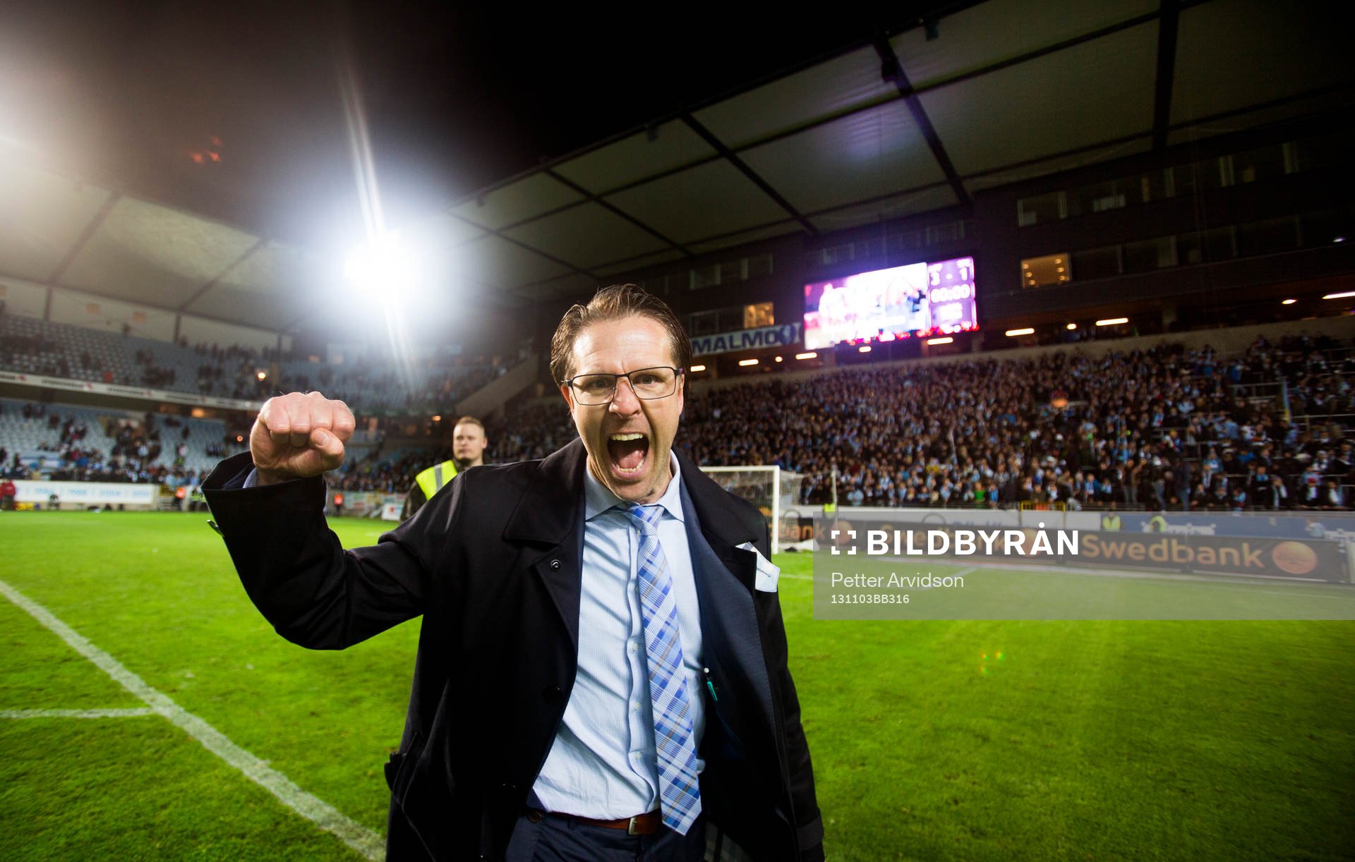 Malmös tränare Rikard Norling jublar framför fansen