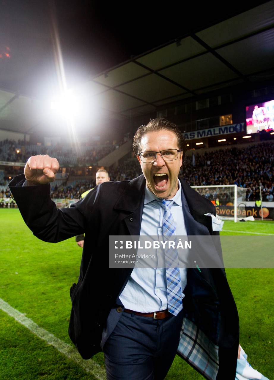 Malmös tränare Rikard Norling jublar framför fansen