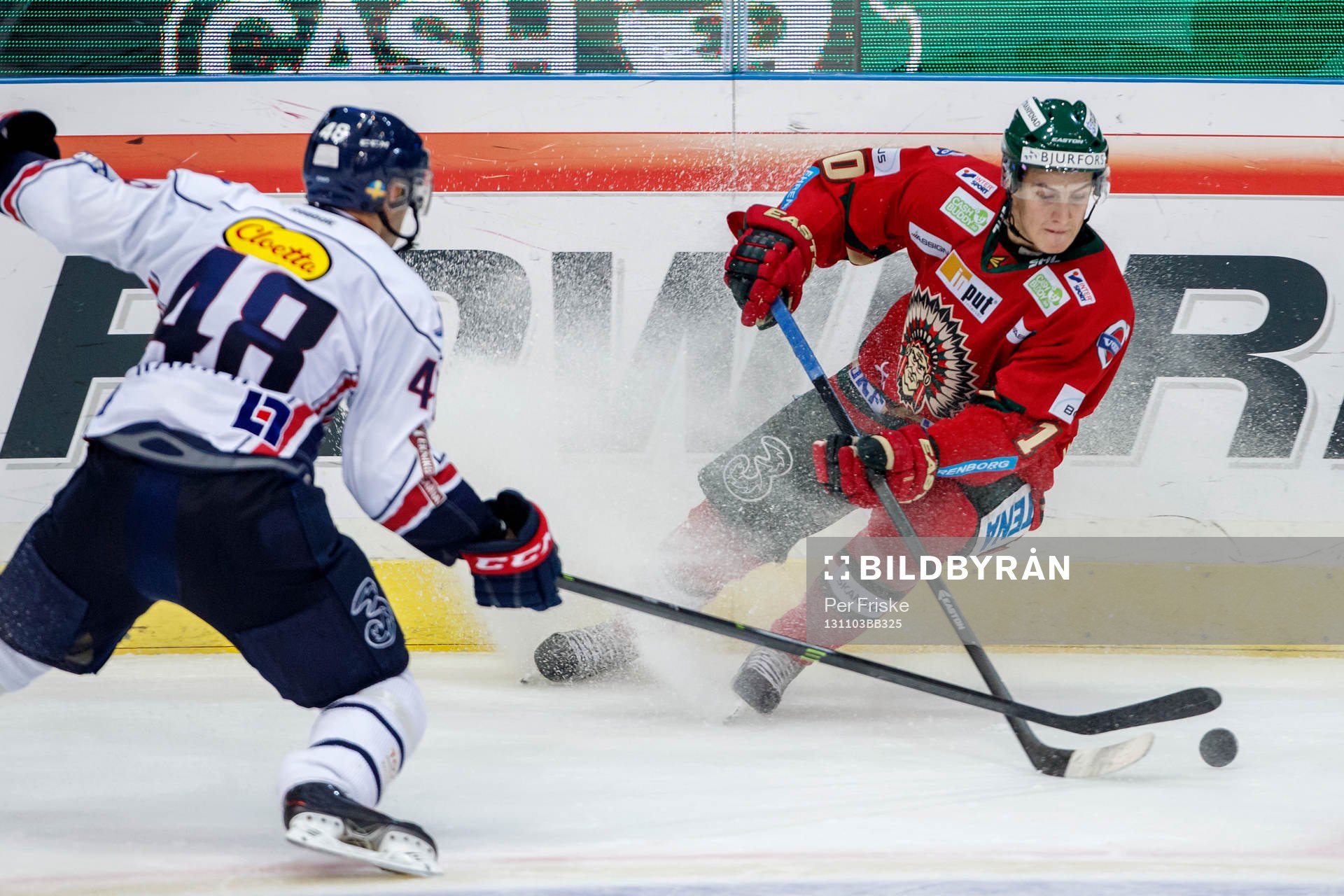 Frölundas Alexander Wennerberg med pucken mot Linköpings