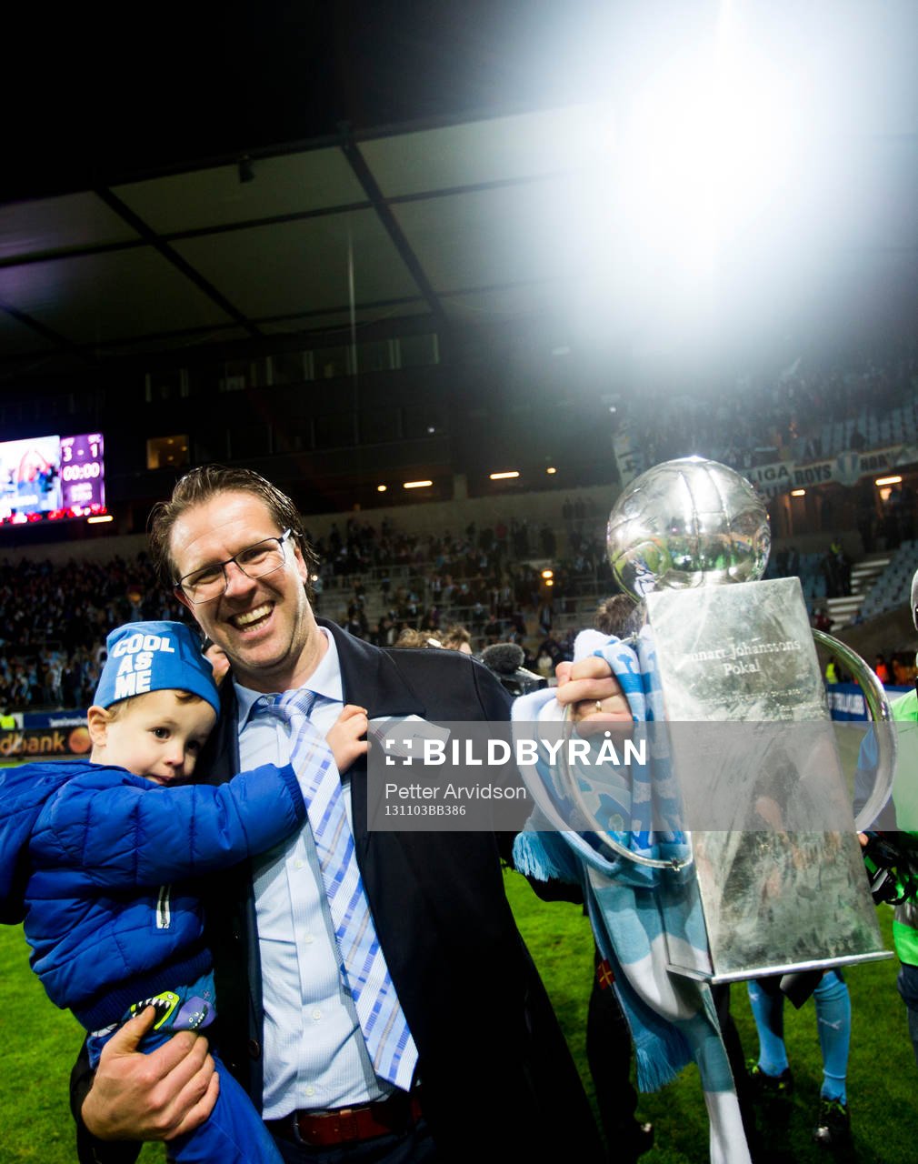 Malmö FFs tränare Rikard Norling jublar med pokalen