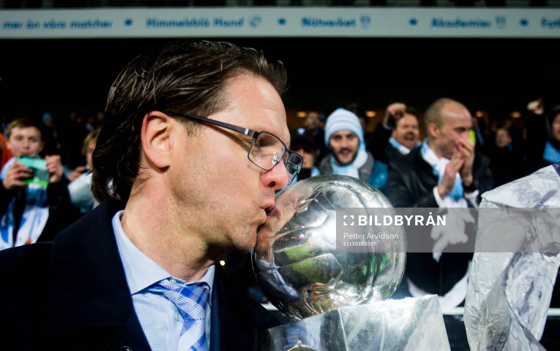 Malmö FFs tränare Rikard Norling kysser pokalen