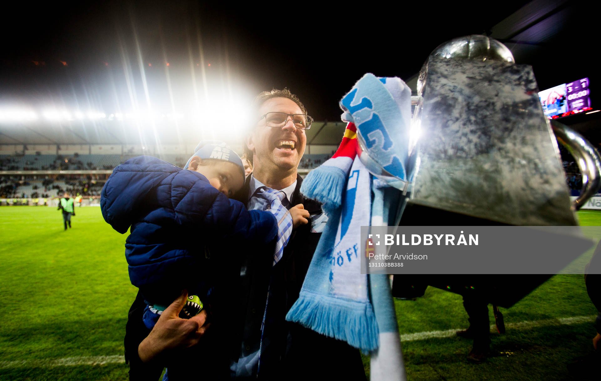 Malmö FFs tränare Rikard Norling jublar med pokalen