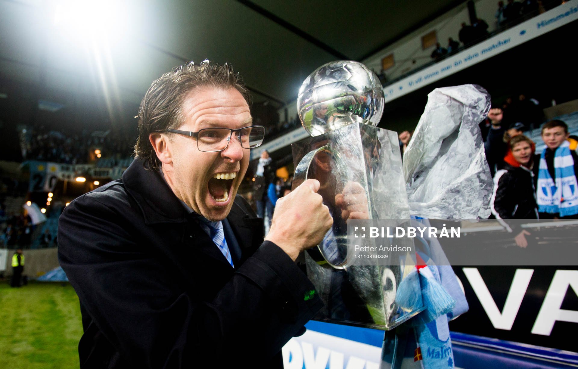 Malmö FFs tränare Rikard Norling jublar med pokalen