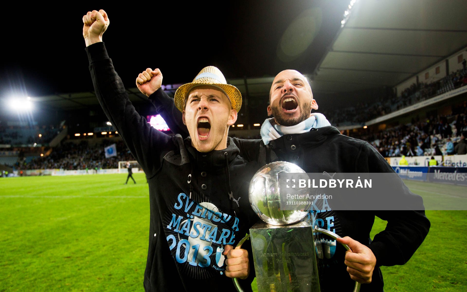 Malmö FFs Magnus Eriksson och Guillermo Molins med pokalen