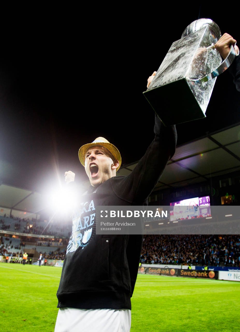 Malmö FFs Magnus Eriksson med pokalen