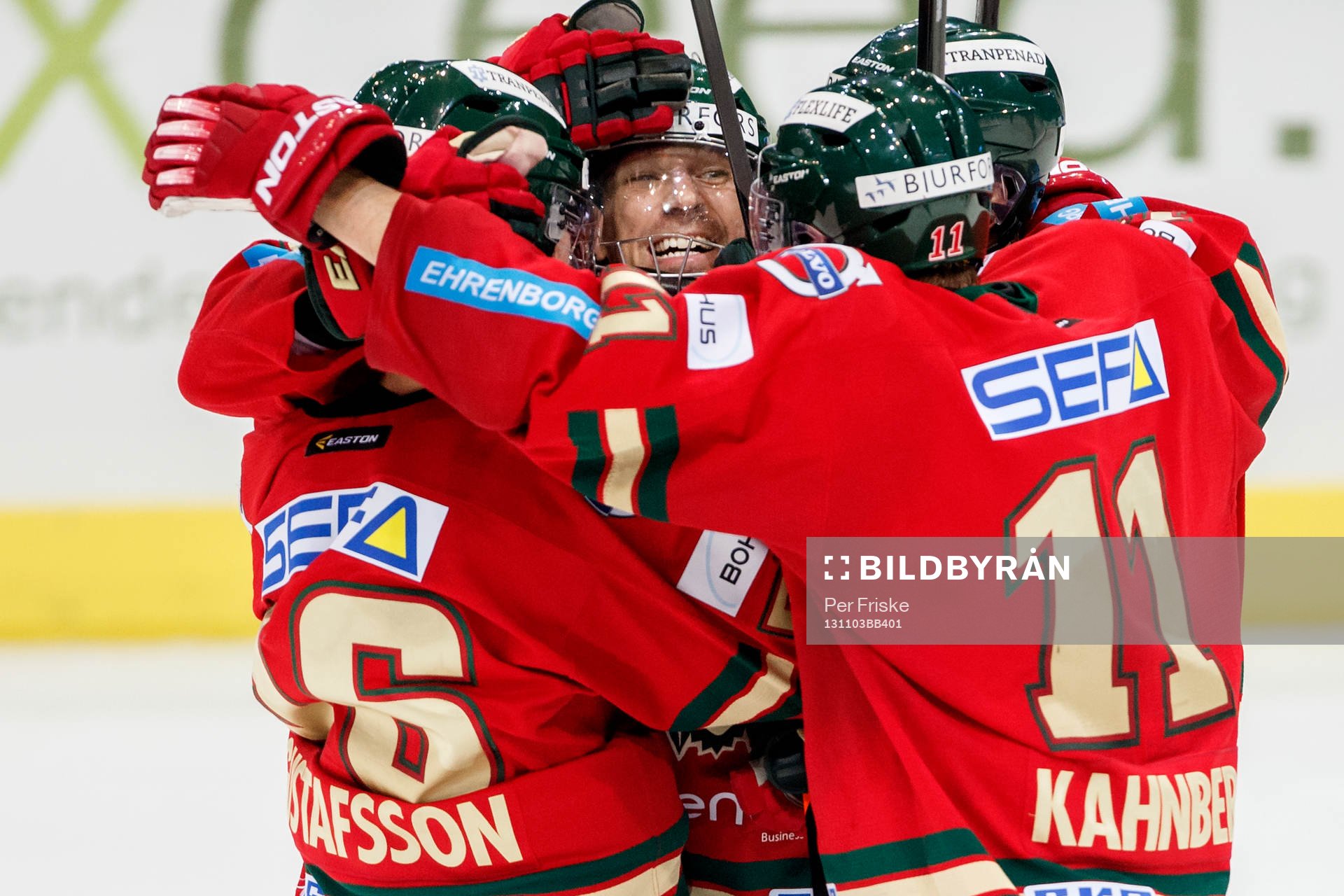 Frölundas Joel Lundqvist (mitten) gratuleras