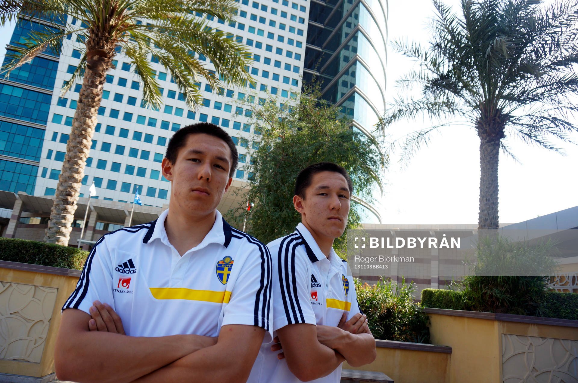I denna handout-bild från Svenska Fotbollförbundet ses bröderna Sebastian (till vänster) och Johan Ramhorn i Dubai i Förenade Arabemiraten den 3 november 2013.