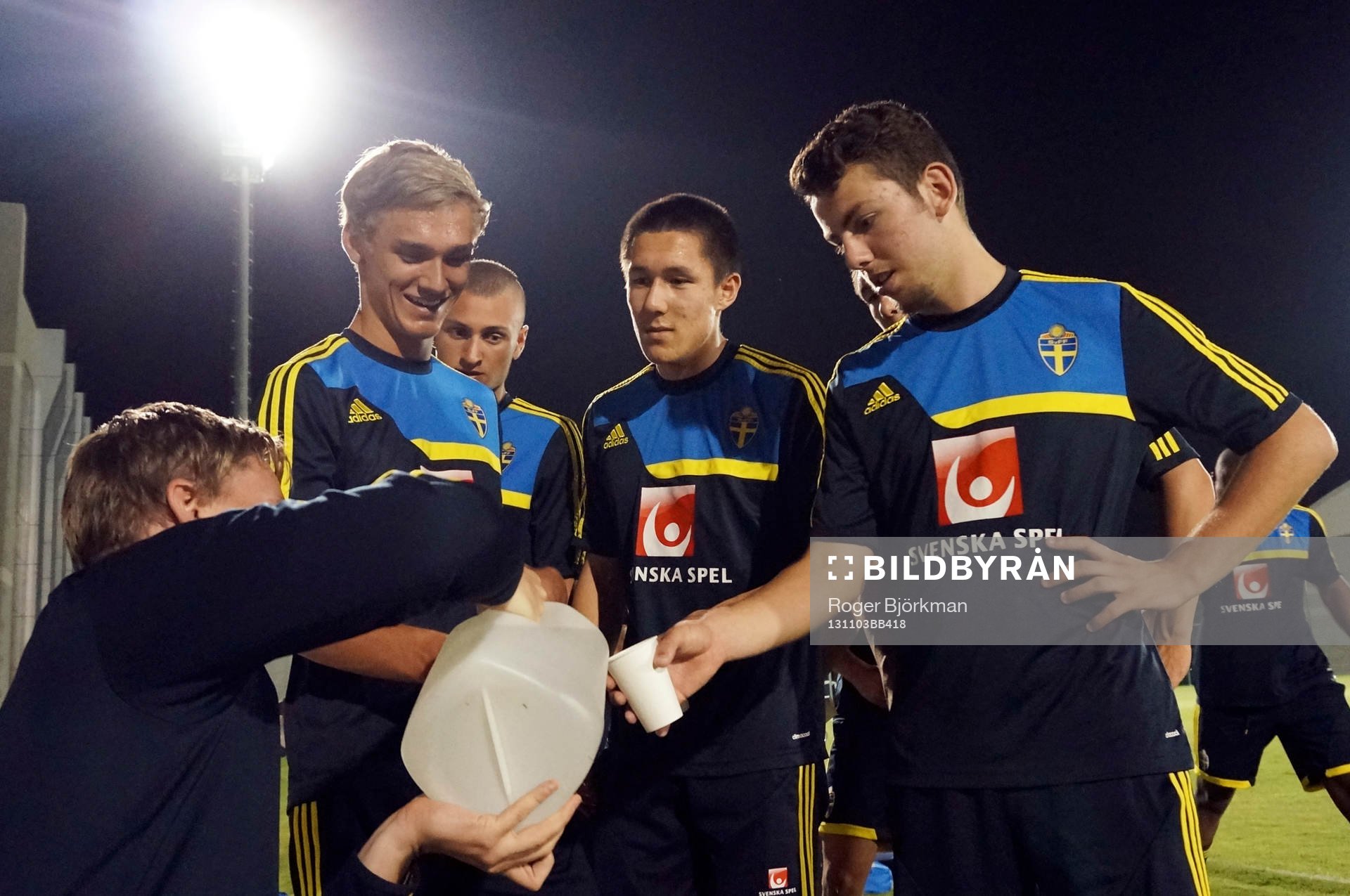 I denna handout-bild från Svenska Fotbollförbundet ses Christoffer Bernspång vattnar Linus Wahlqvist, Gentrit Citaku, Johan Ramhorn, Erdal Rakip i Dubai i Förenade Arabemiraten den 3 november 2013.