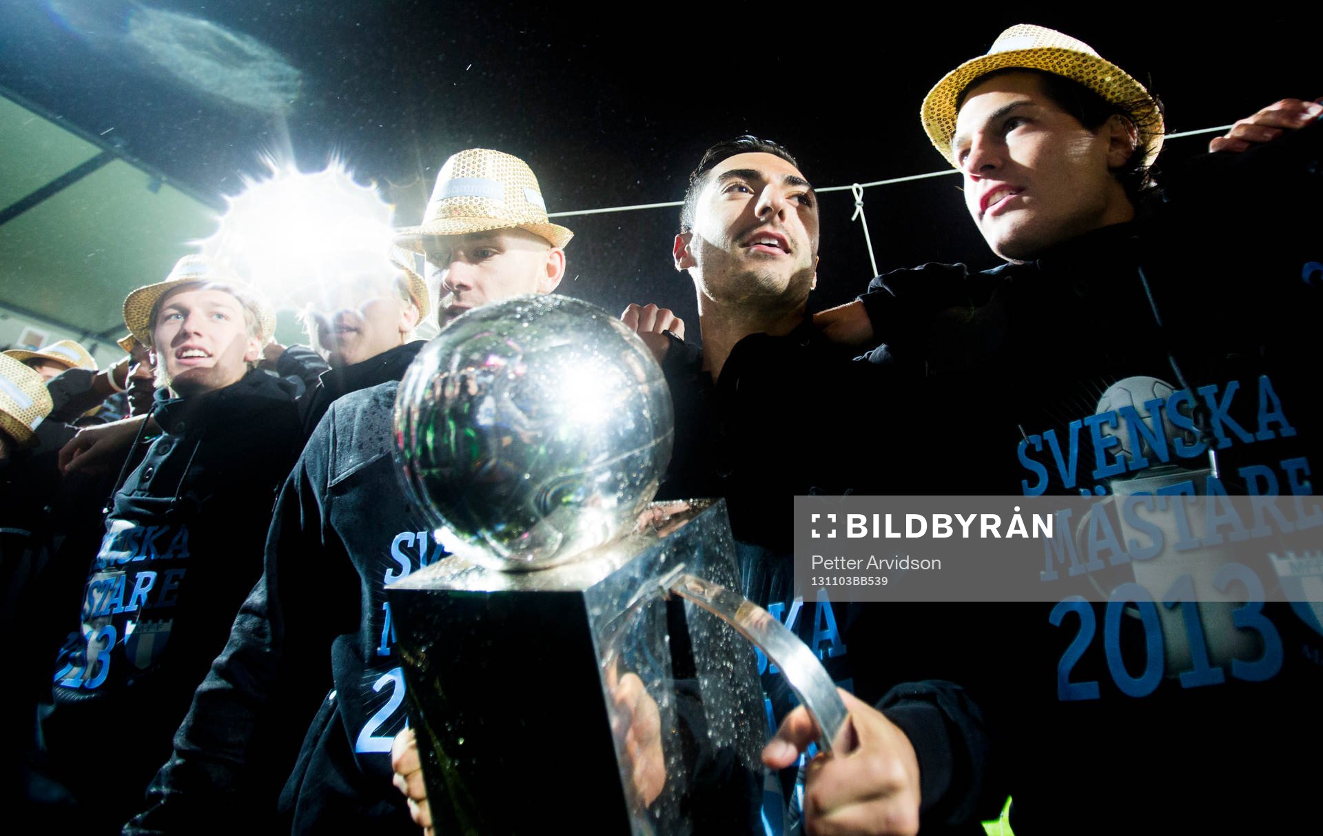 Malmö FFs Jiloan Hamad med Lennart Johanssons pokal