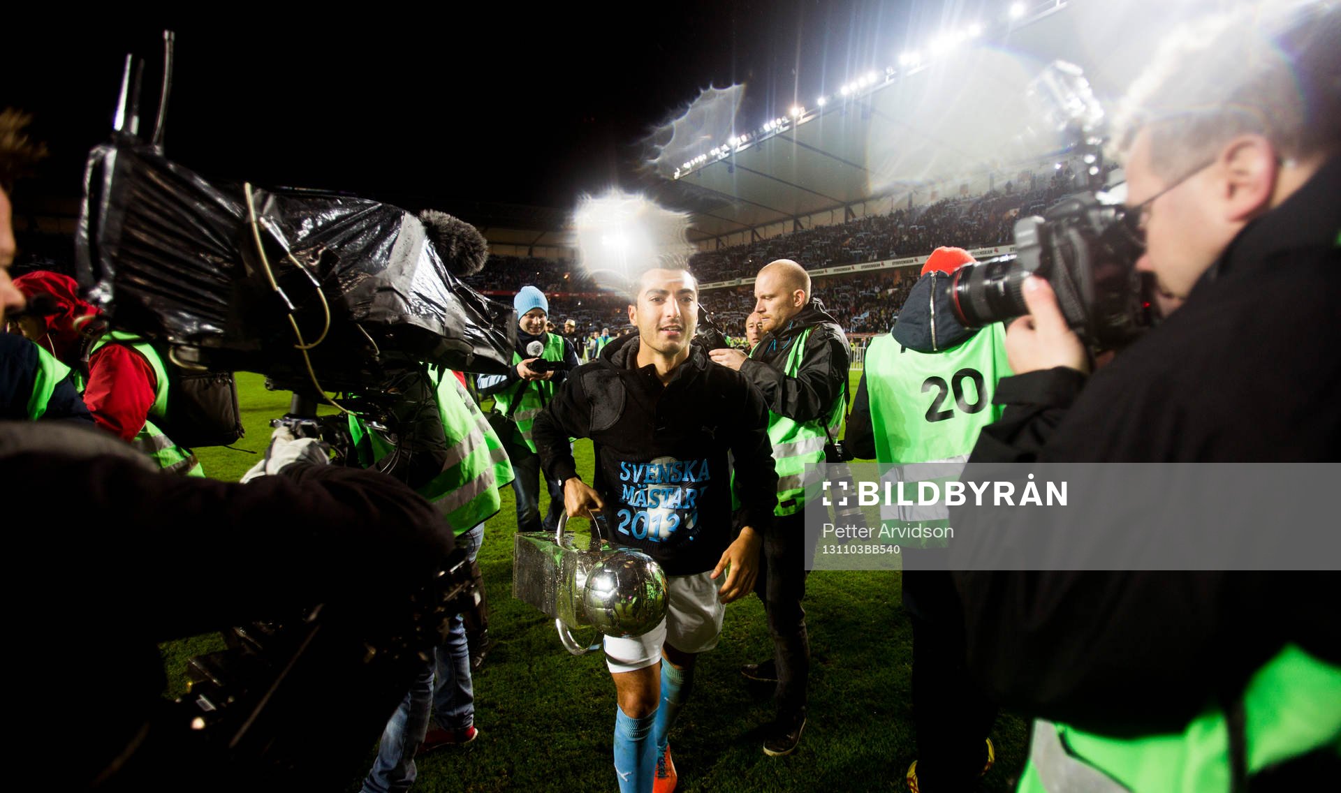 Malmö FFs Jiloan Hamad med Lennart Johanssons pokal
