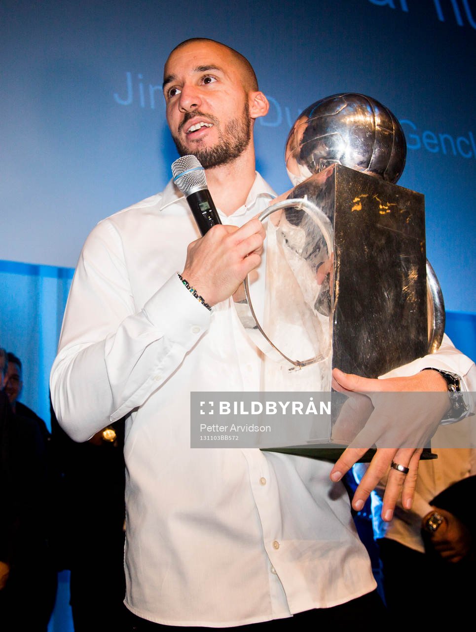 Malmös Guillermo Molins med Lennart Johanssons pokal