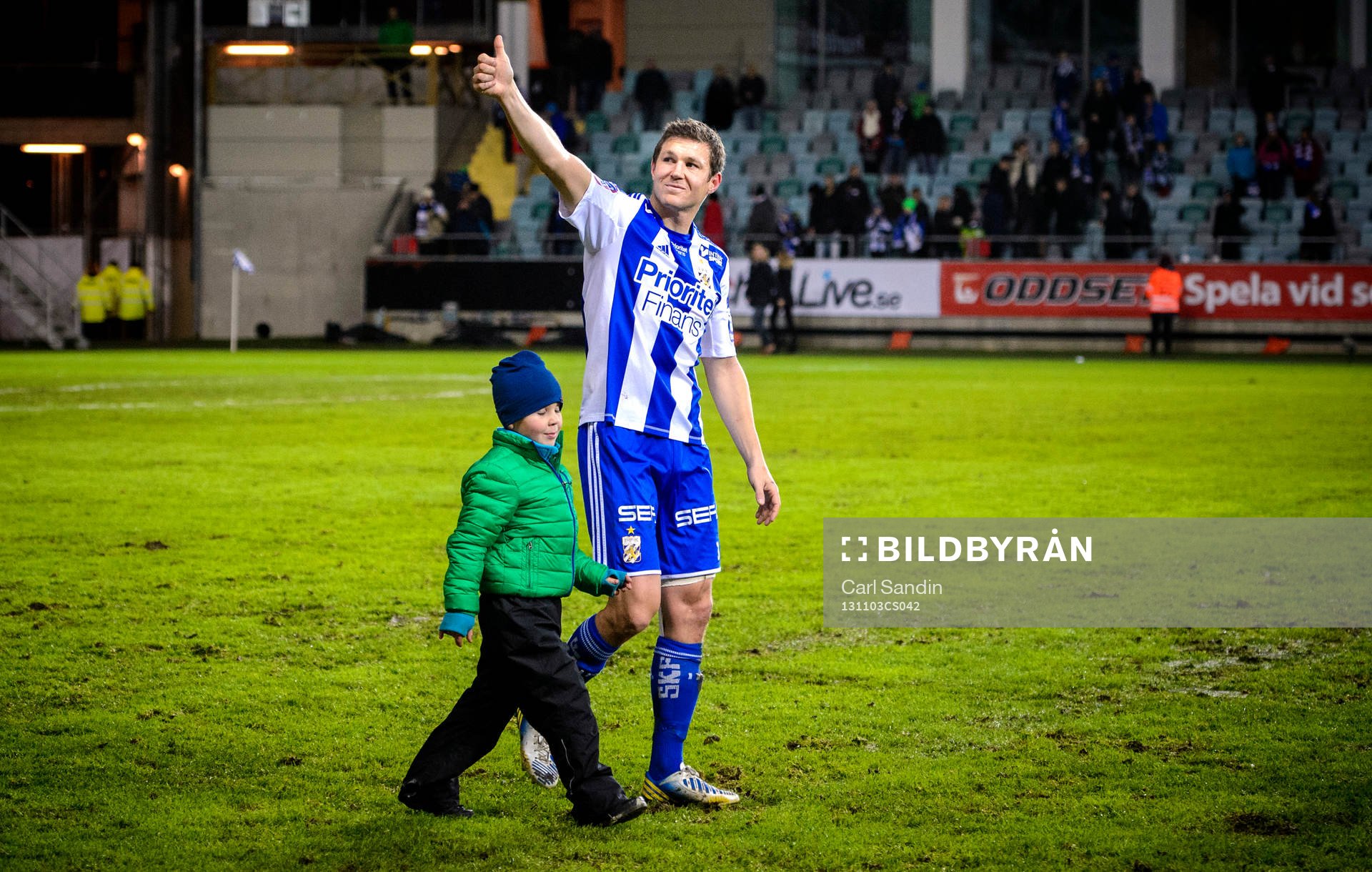 IFK Göteborgs Hannes Stiller gör tummen upp tll publiken