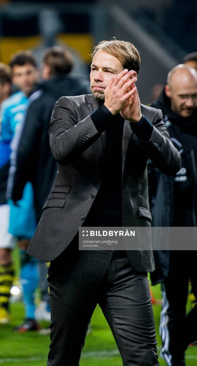 AIK:s tränare Andreas Alm tackar publiken efter fotbollsmatchen i Allsvenskan mellan AIK och Helsingborg den 3 november 2013 i Stockholm.