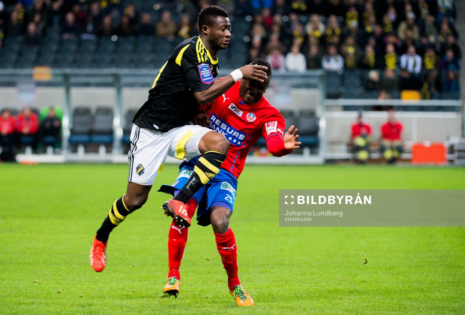Ibrahim Moro i duell mot David Accam